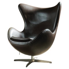Leather Egg Chair by Arne Jacobsen, damaged