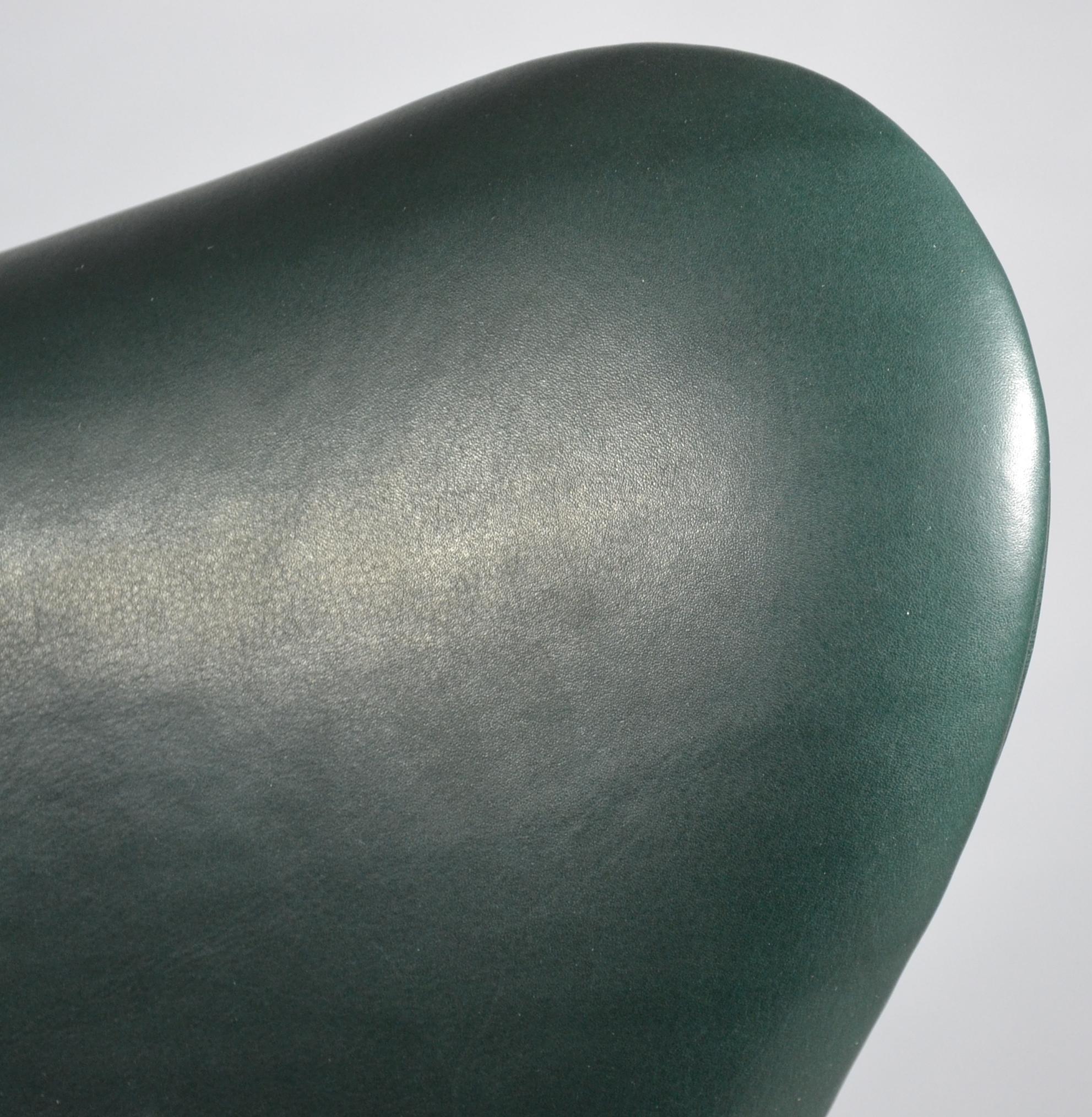 Aluminum Leather Egg Chair by Arne Jacobsen for Fritz Hansen, 1970s New Green Leather