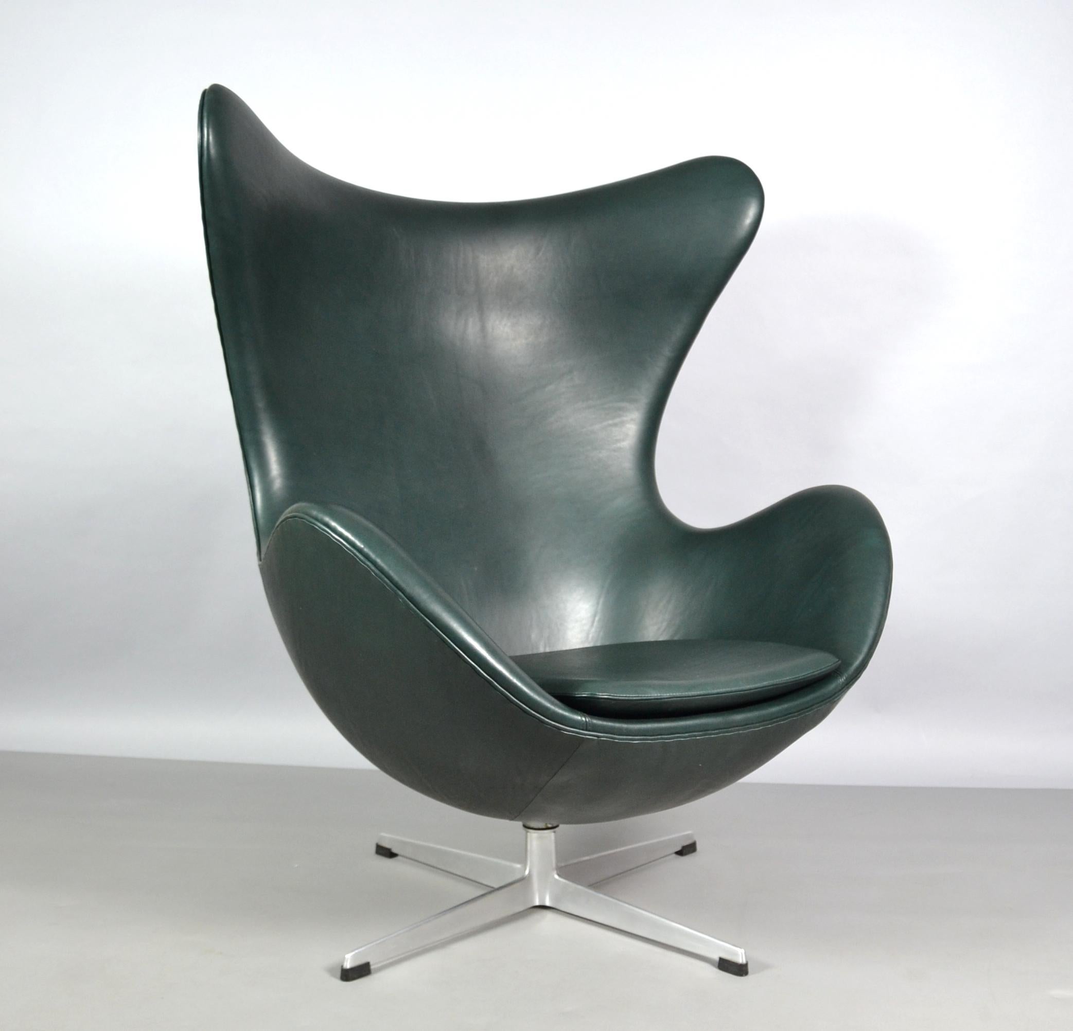 Design: Arne Jacobsen from 1958
Manufacturer: Fritz Hansen before 1975
Model: Egg chair
Aluminum base with old original foot, only produced until 1975.
New upholstery in green aniline leather.
Arne Jacobsen (1902-1971 Copenhagen) architect and