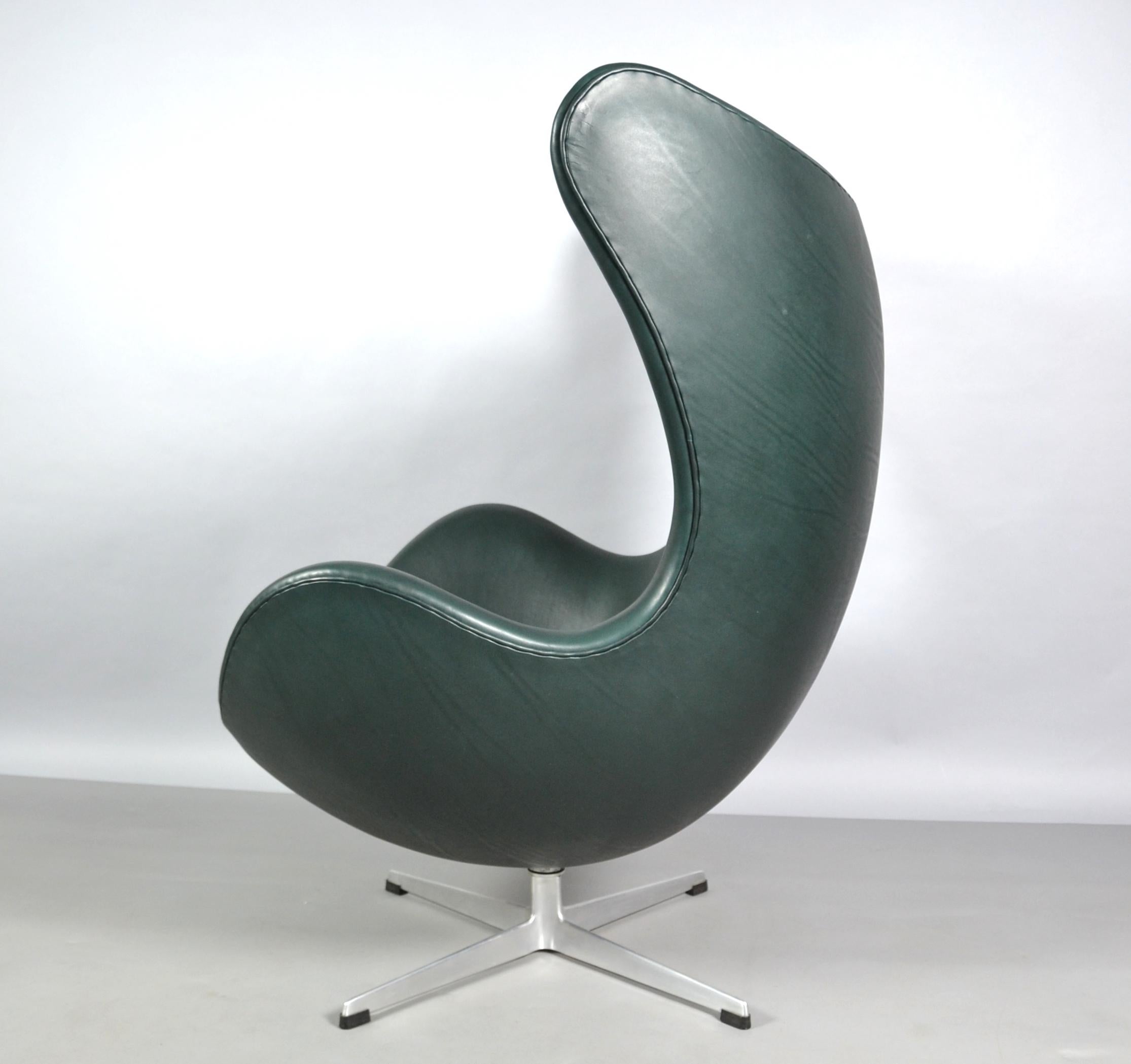 Scandinavian Modern Leather Egg Chair by Arne Jacobsen for Fritz Hansen, 1970s New Green Leather