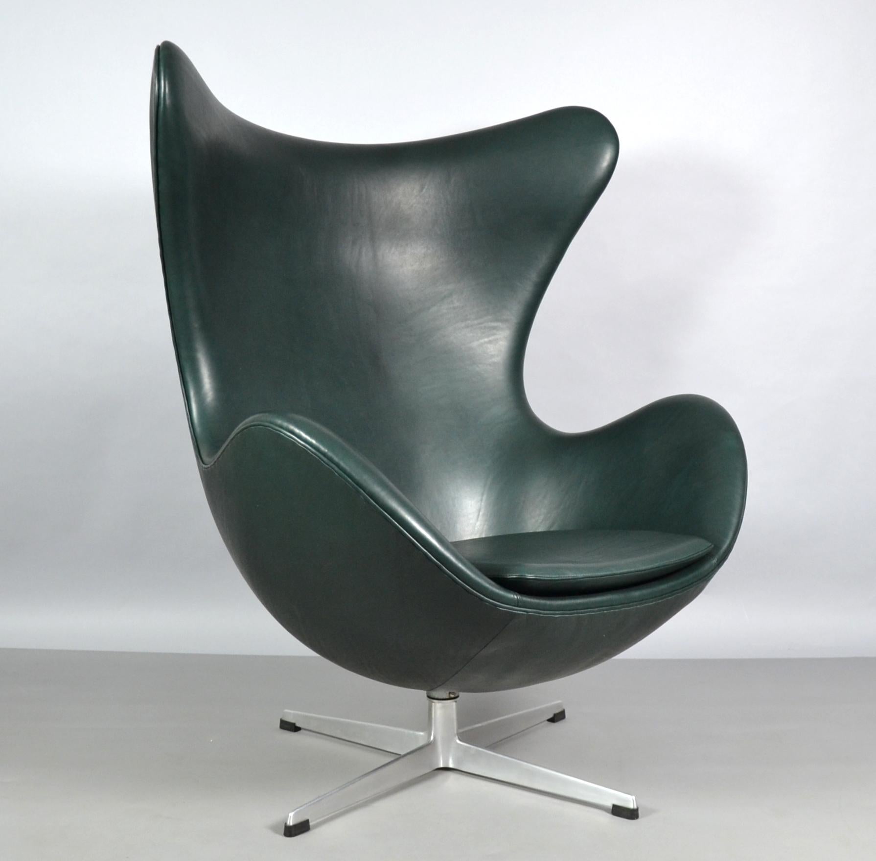 Leather Egg Chair by Arne Jacobsen for Fritz Hansen, 1970s New Green Leather In Good Condition In Hamburg, DE