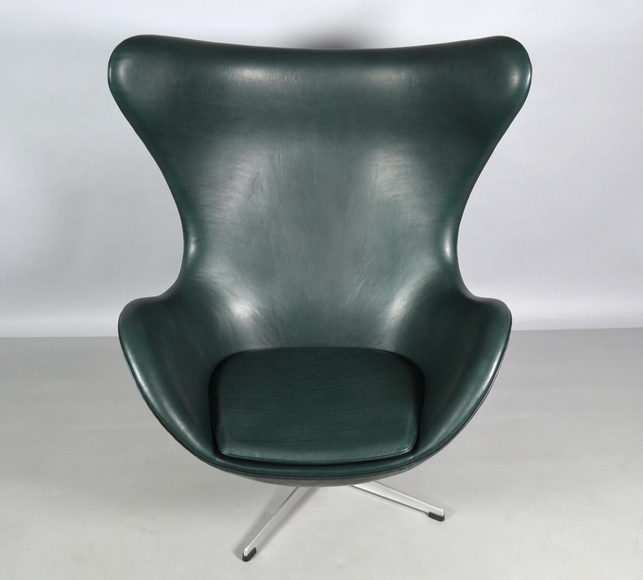 Mid-20th Century Leather Egg Chair by Arne Jacobsen for Fritz Hansen, 1970s New Green Leather