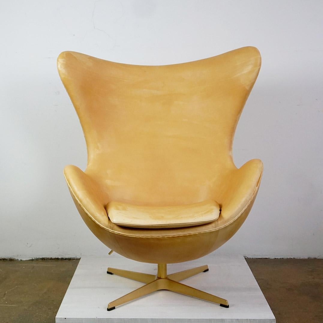 Dieser ikonische, drehbare Loungesessel wurde 1958 von Arne Jacobsen für das SAS Royal Copenhagen Hotel in Dänemark entworfen und ist einer der berühmtesten Sessel der Welt, der von Designliebhabern in allen Ländern als der Egg Chair anerkannt