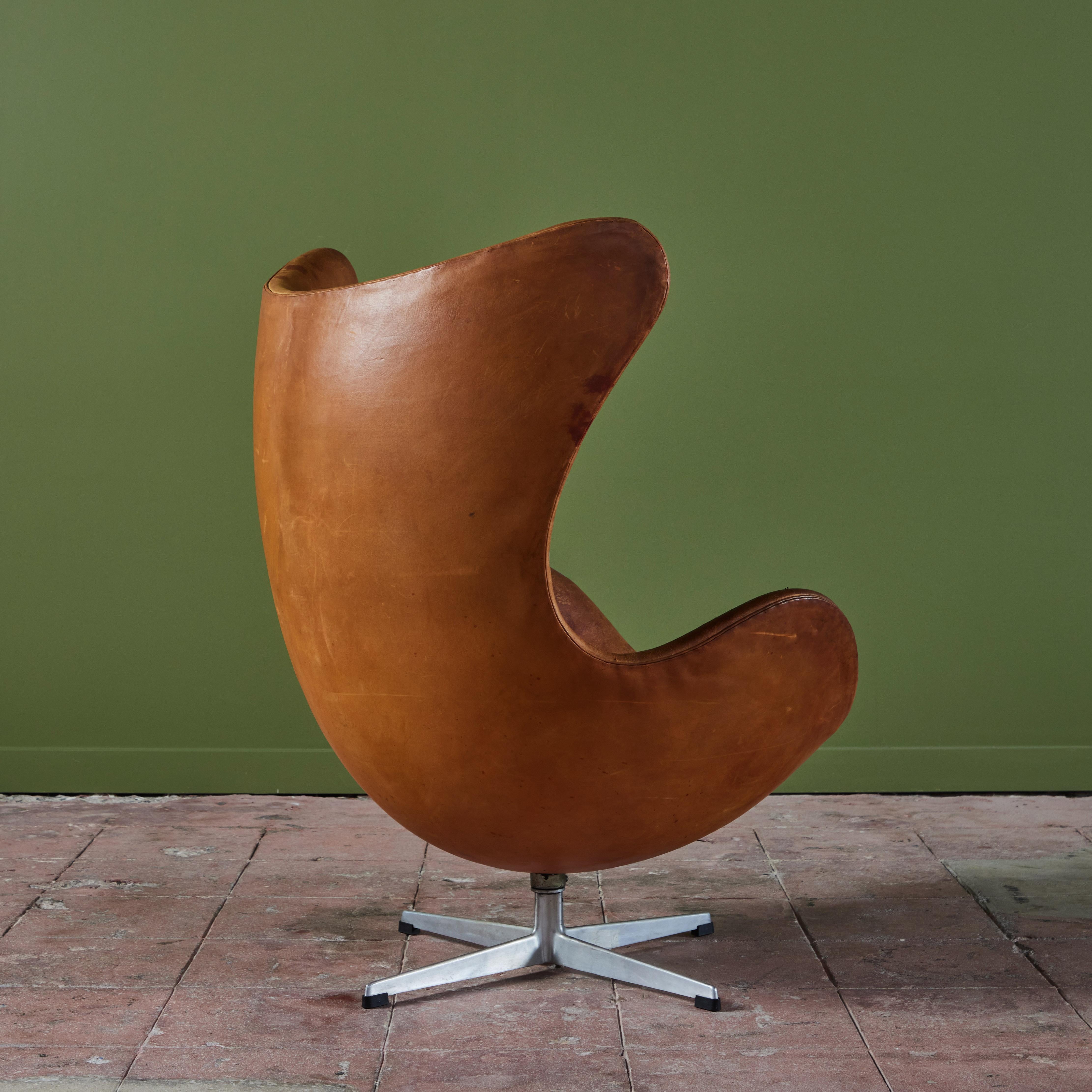 Leather Egg Chair by Arne Jacobsen For Sale 3