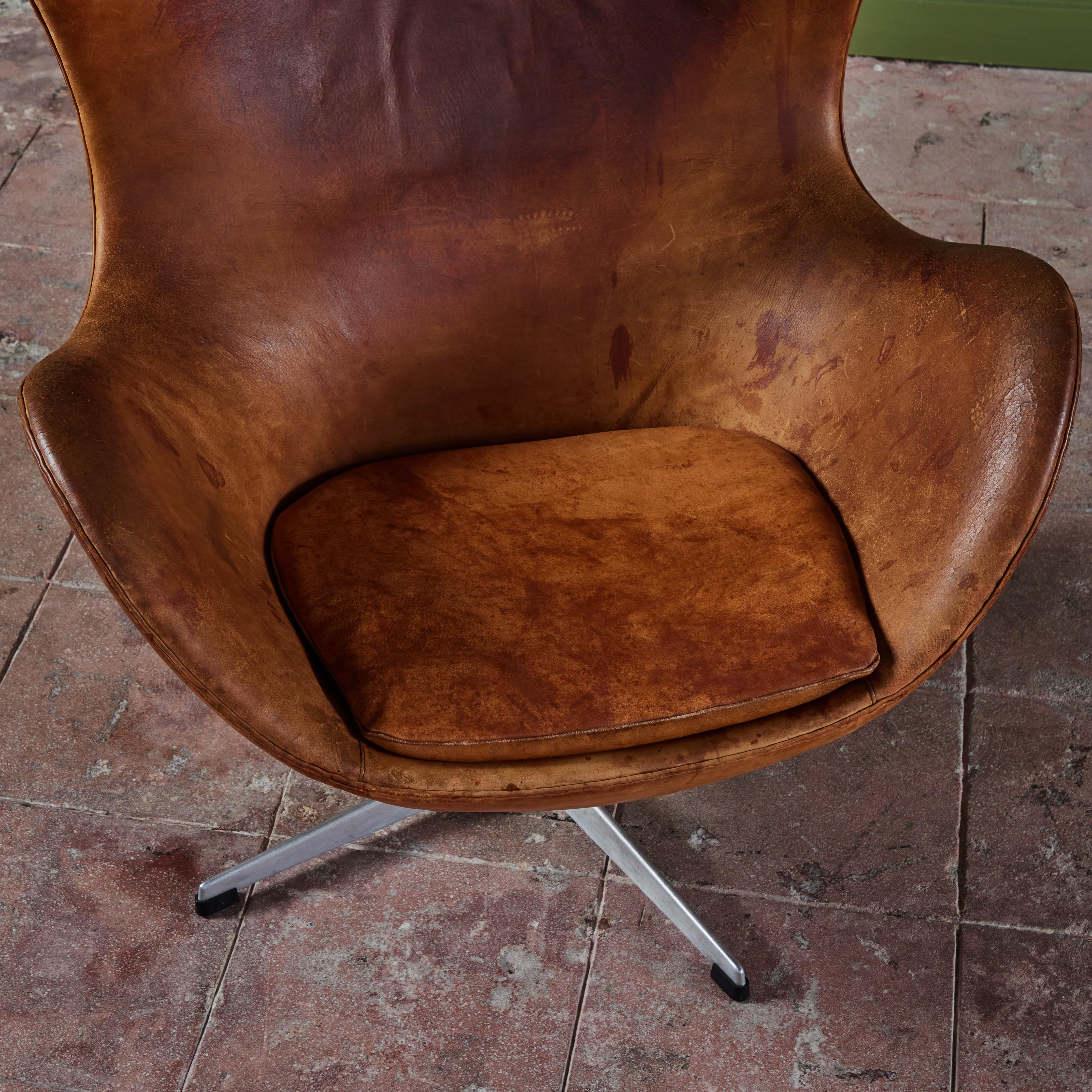 Leather Egg Chair by Arne Jacobsen For Sale 8