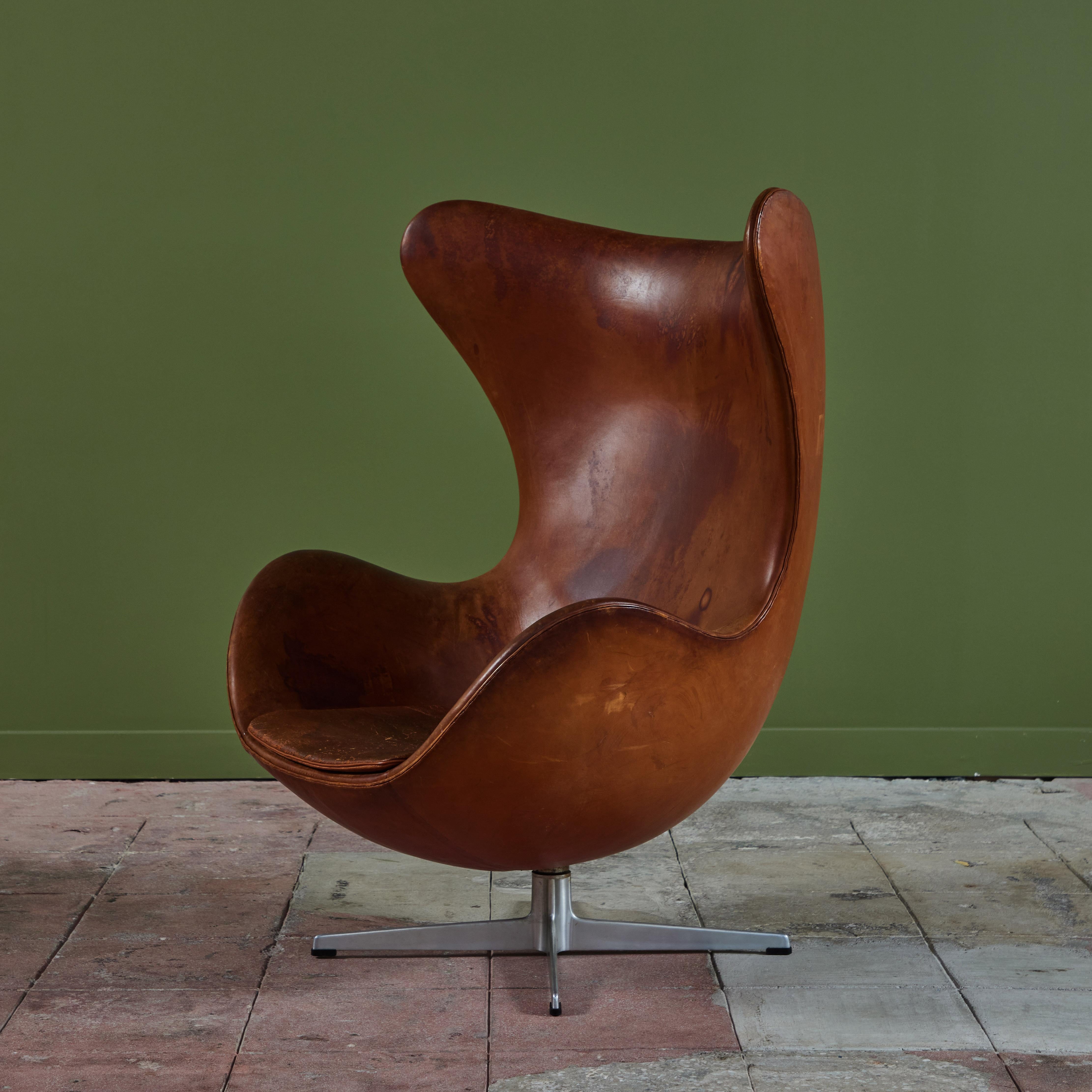 Leather Egg Chair by Arne Jacobsen For Sale 10
