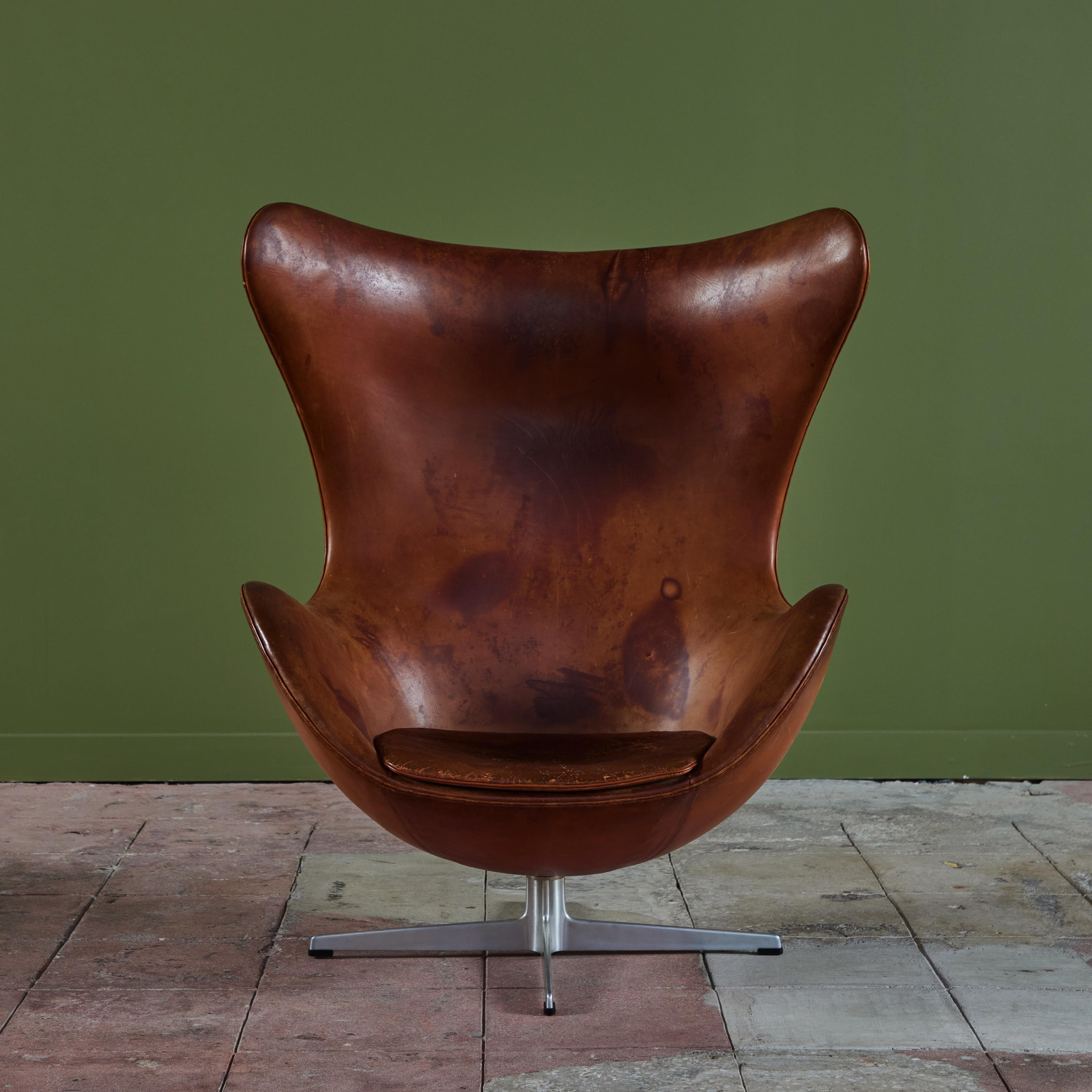 Leather Egg Chair by Arne Jacobsen For Sale 11