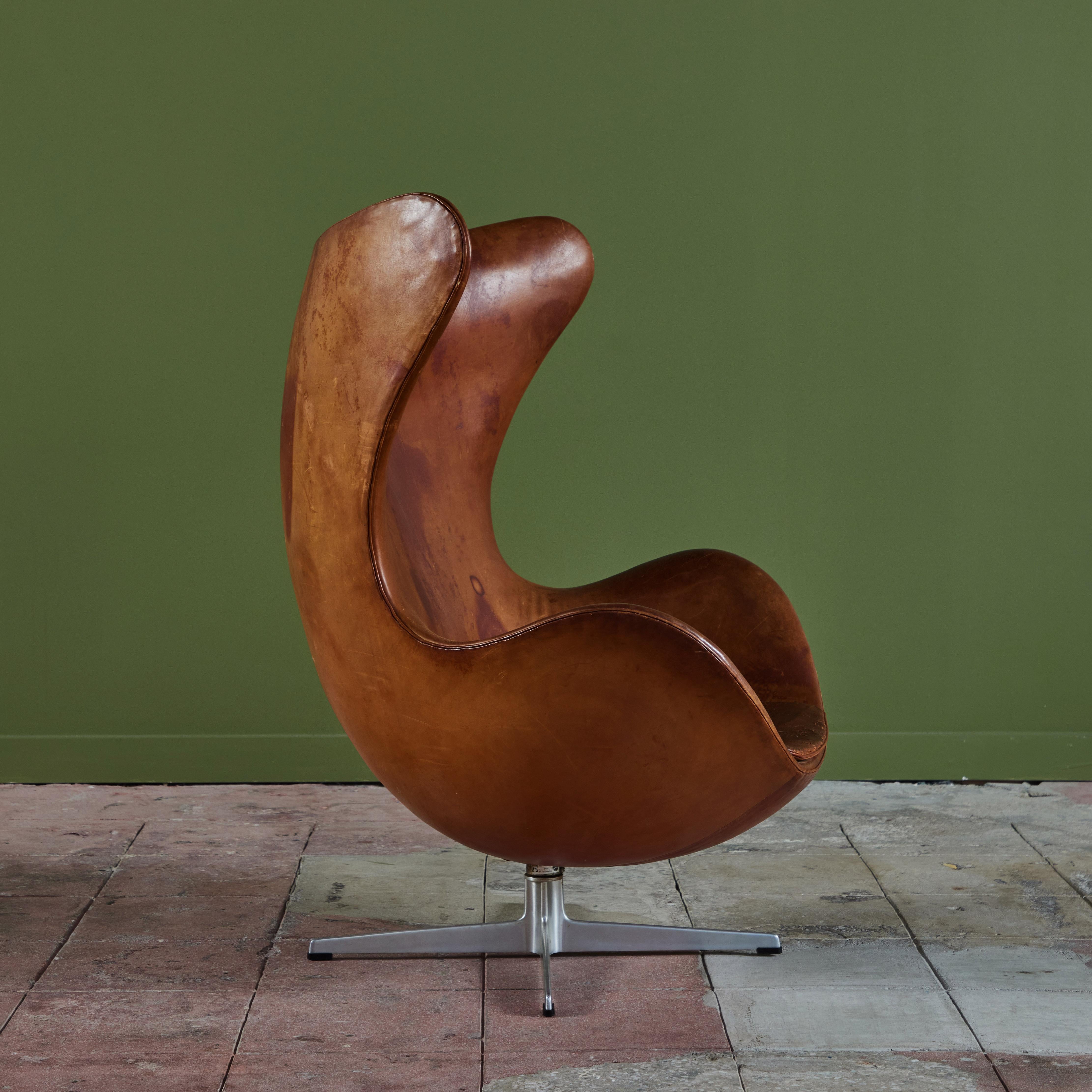 Leather Egg Chair by Arne Jacobsen For Sale 12