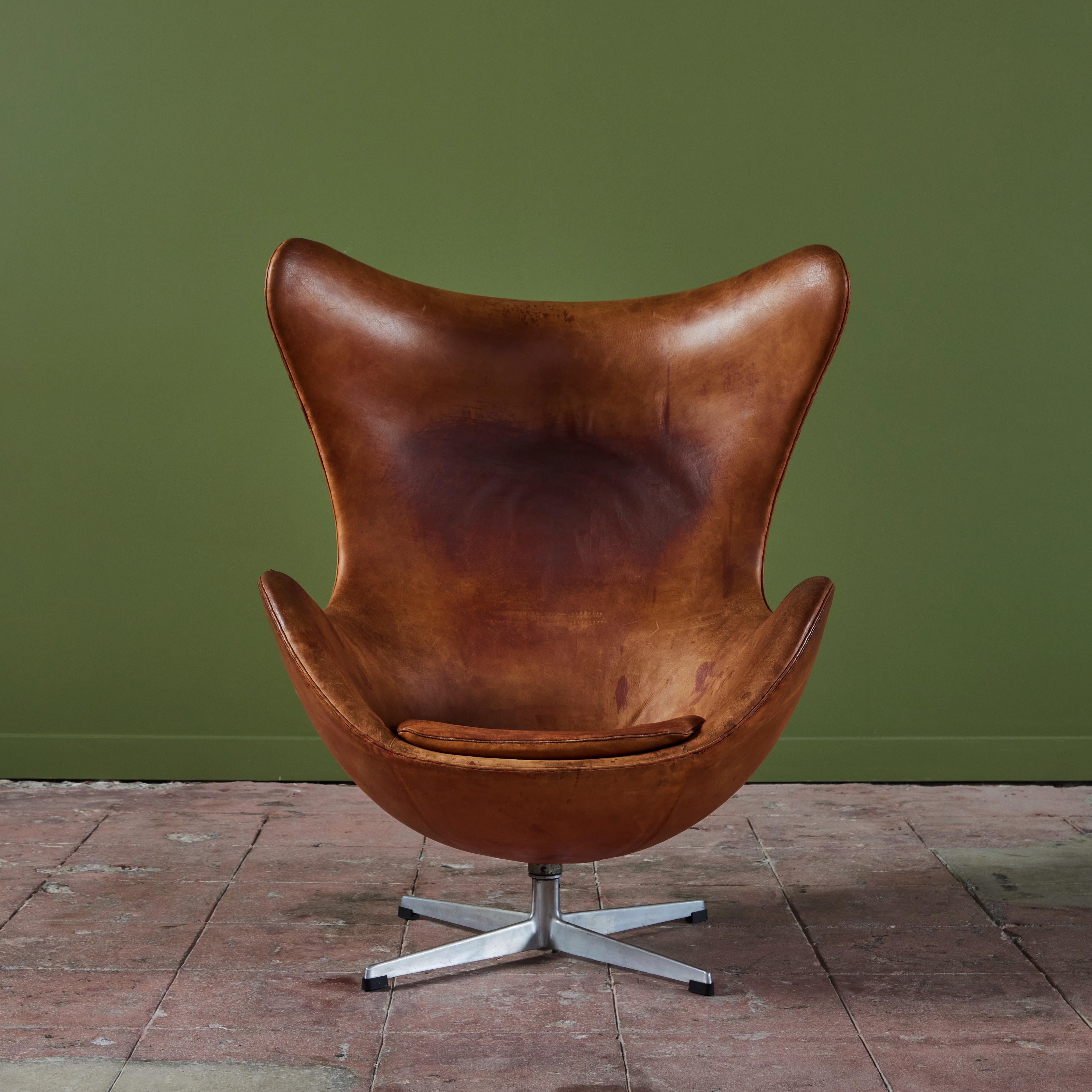 Leather Egg Chair by Arne Jacobsen For Sale 1