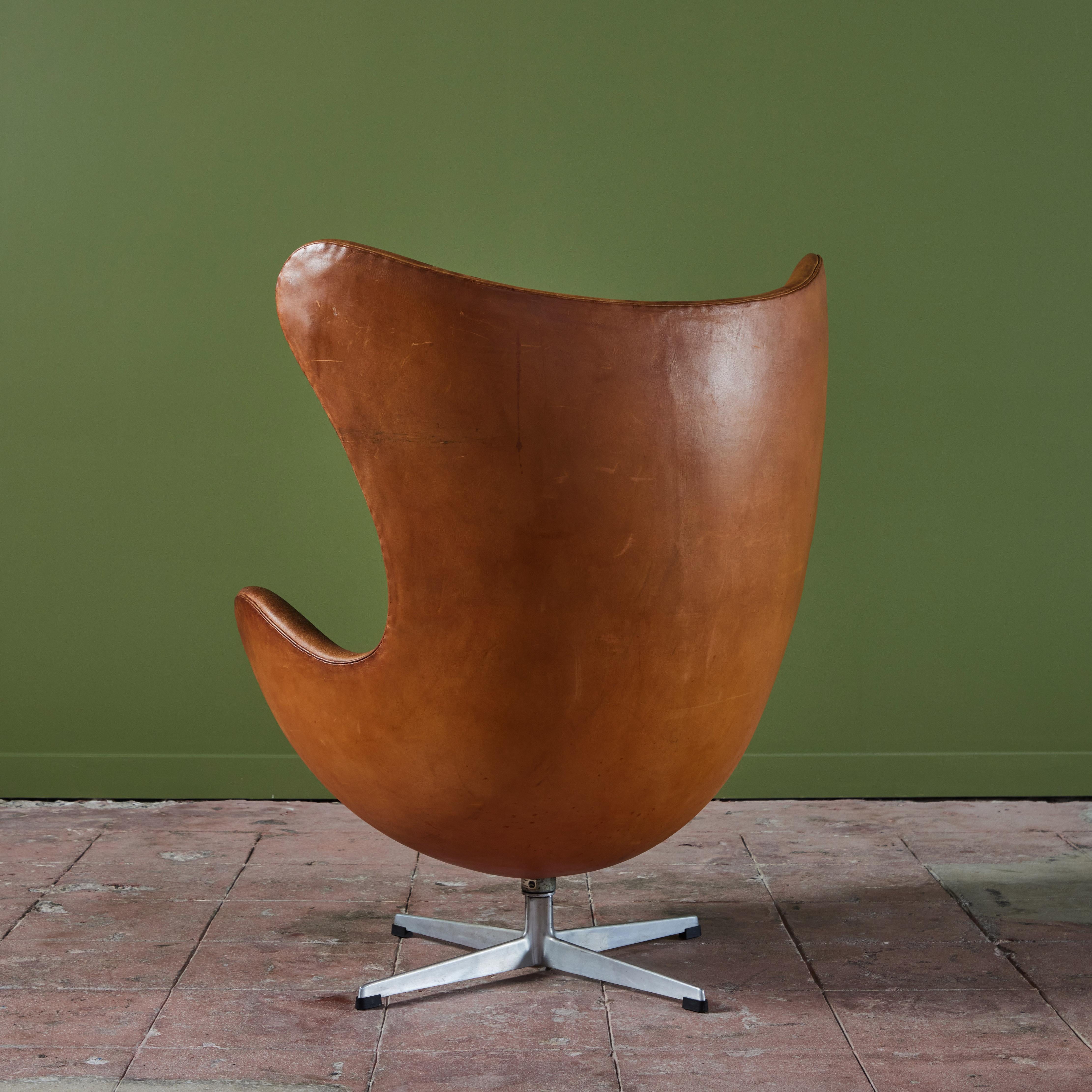 Leather Egg Chair by Arne Jacobsen For Sale 2