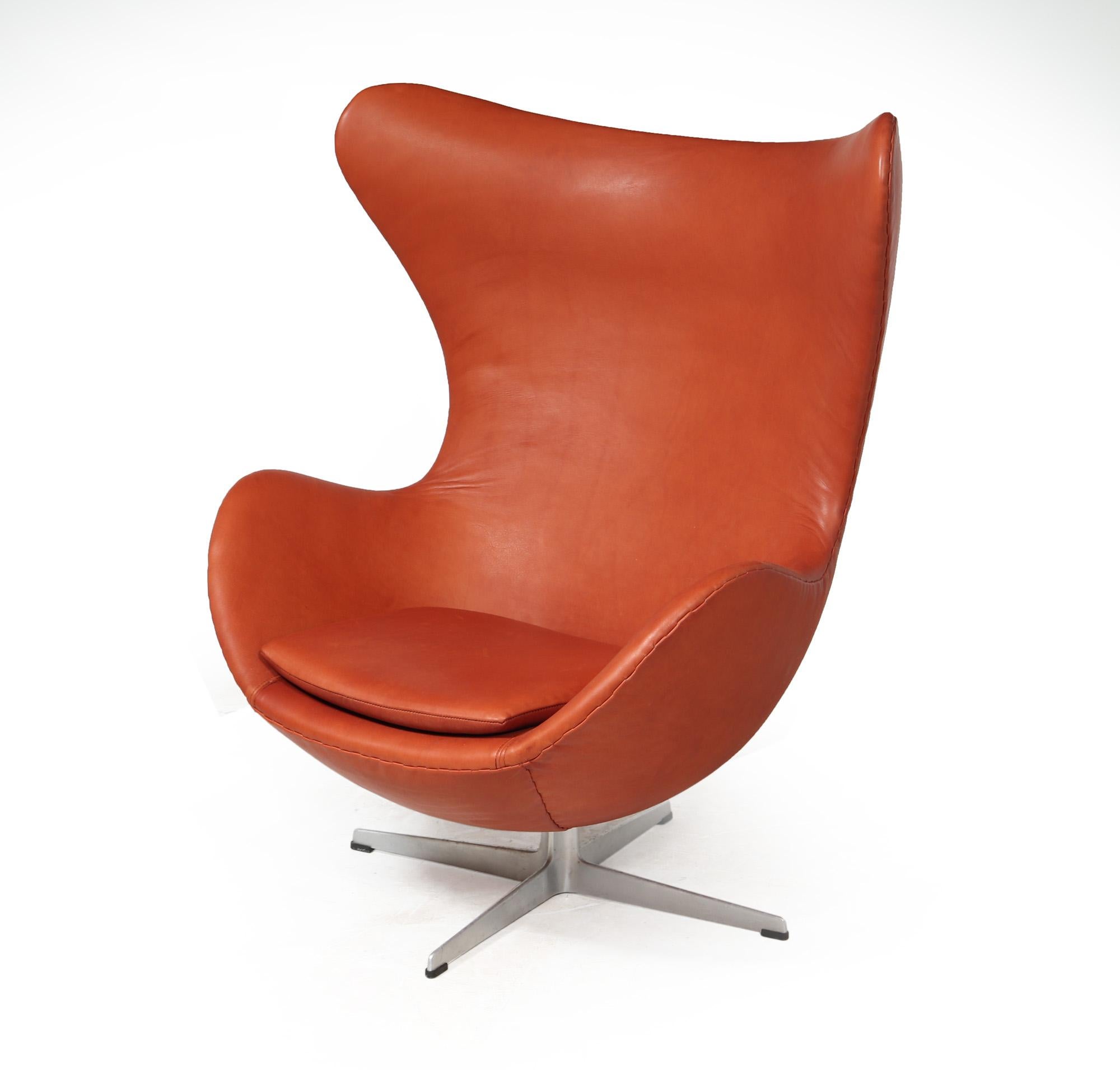 FAUTEUIL EGG DE FRITZ HANSEN
Voici l'emblématique fauteuil Egg, un design intemporel d'Arne Jacobsen datant de 1966. Ce chef-d'œuvre récemment retapissé est recouvert de cuir Nappa italien, méticuleusement cousu à la main selon les techniques