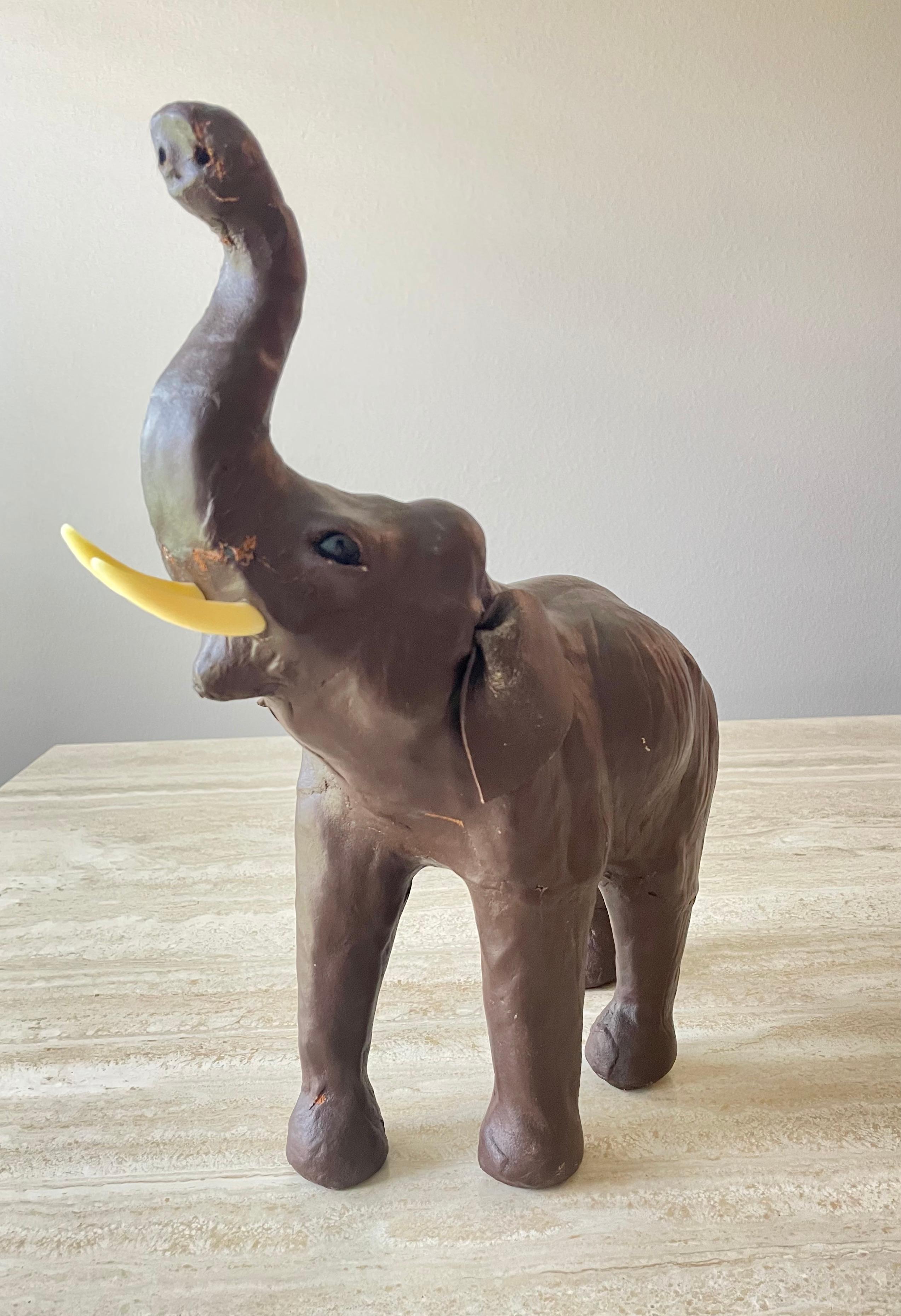 Skulptur eines Elefanten aus Leder.