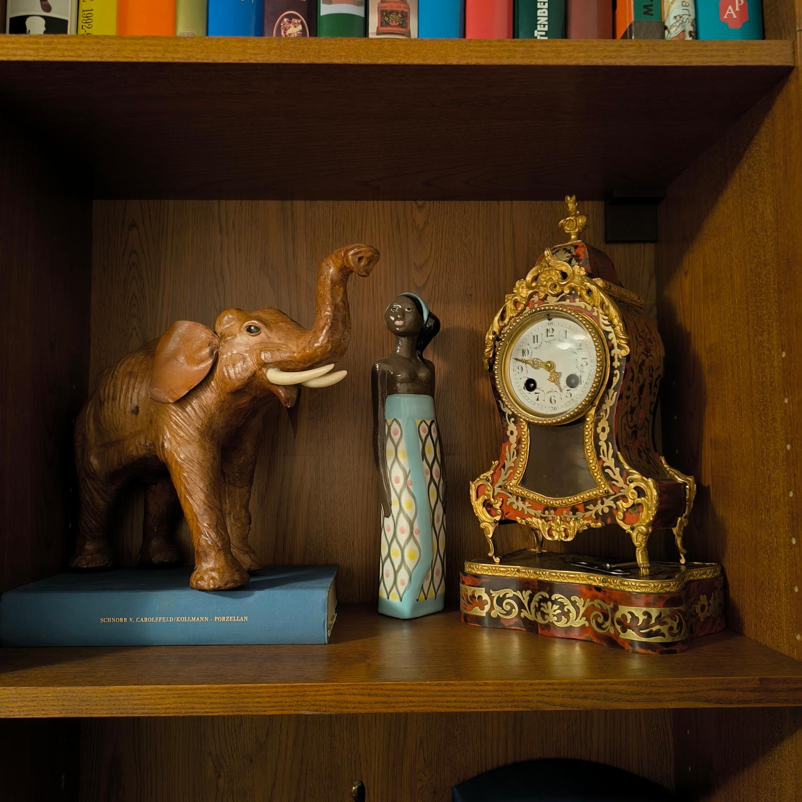 Scultura di elefante in pelle alla maniera di Dimitri Omersa degli anni '40.
Si tratta di una splendida statuetta di elefante in pelle impagliata fatta a mano.
Condizioni originali. Zanne d'avorio finte.

Si tratta di un bellissimo pezzo che sarebbe