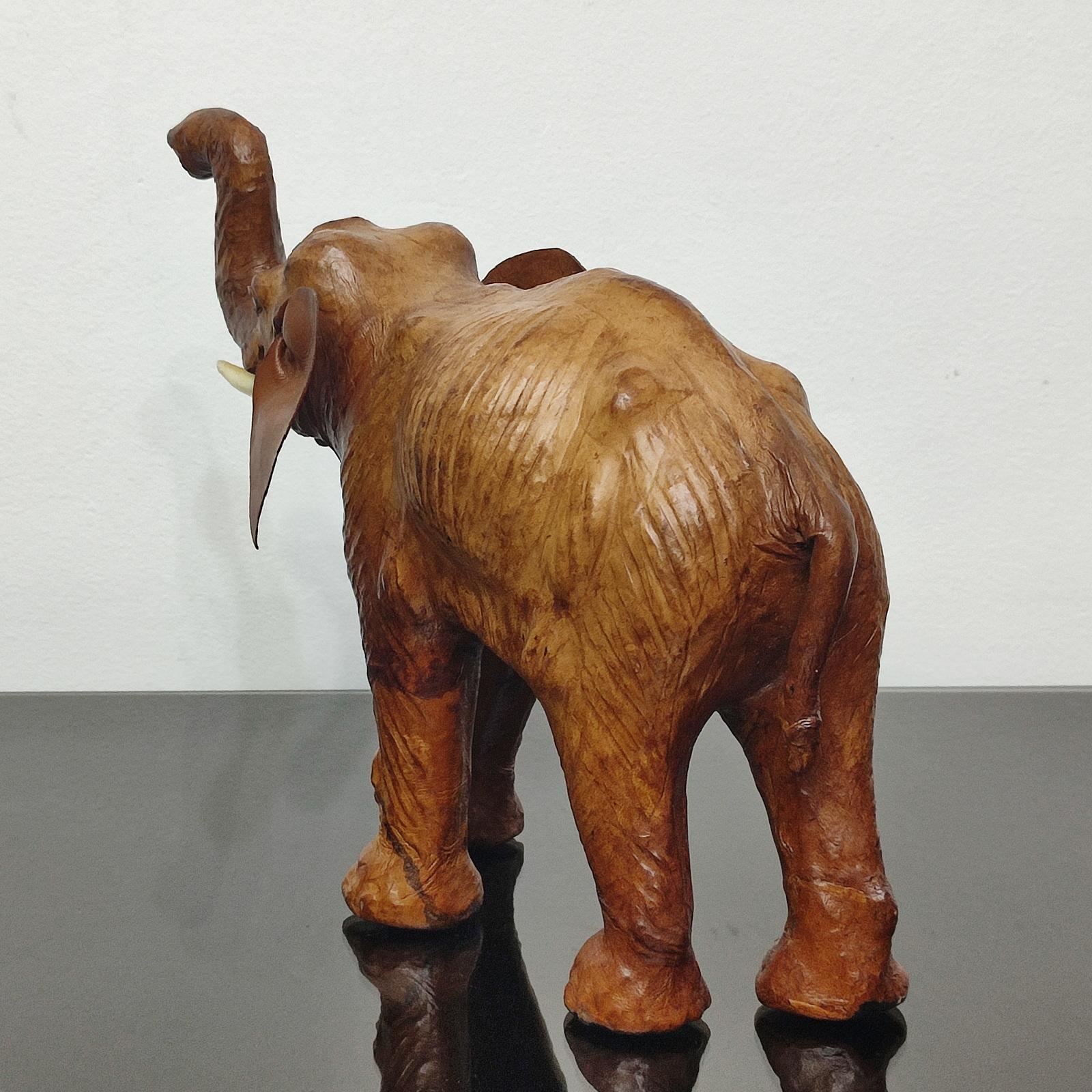 Metà XX secolo Scultura di elefante in pelle alla maniera di Dimitri Omersa in vendita