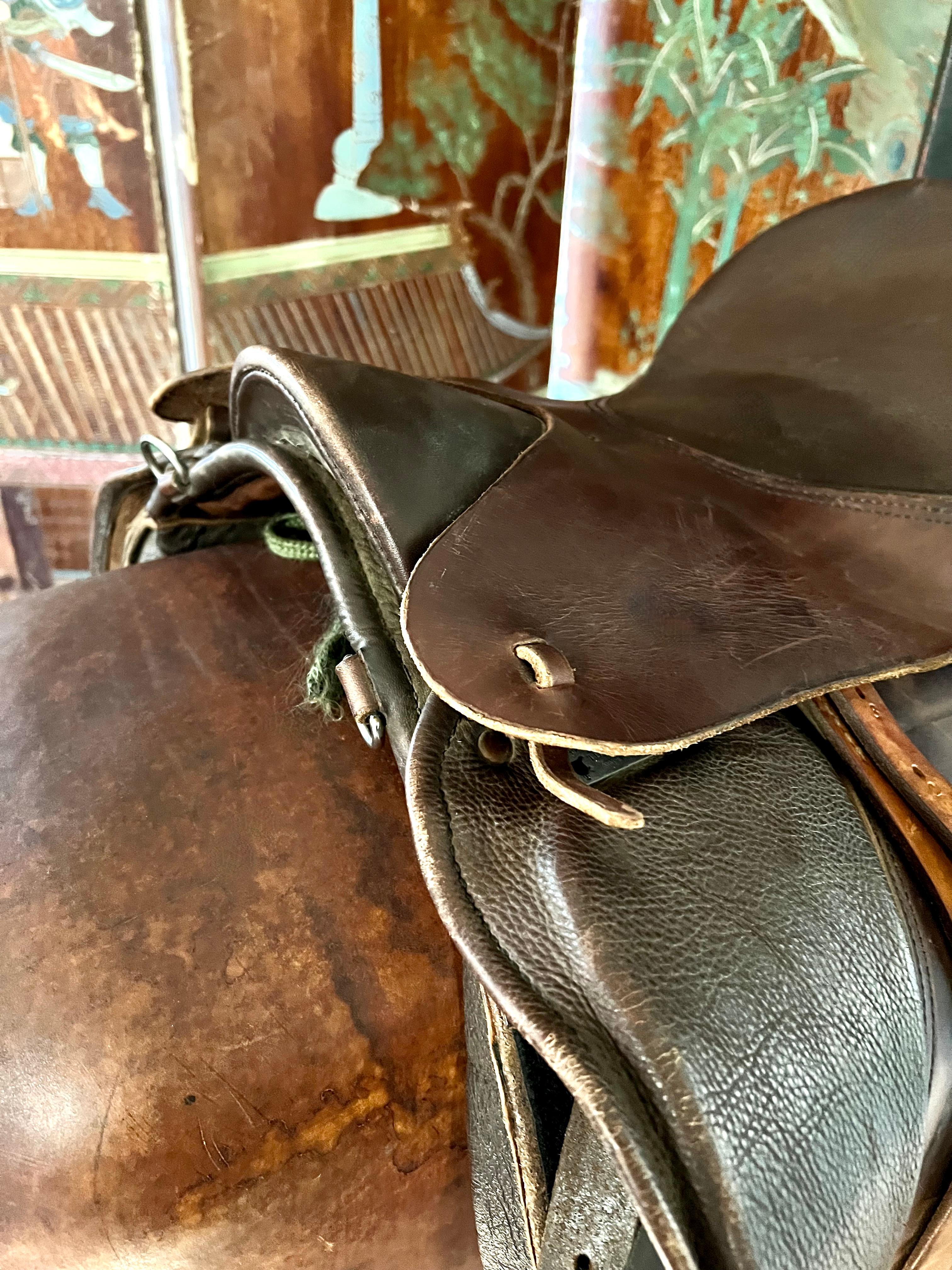 Selle d'équitation anglaise en cuir Bon état - En vente à Los Angeles, CA