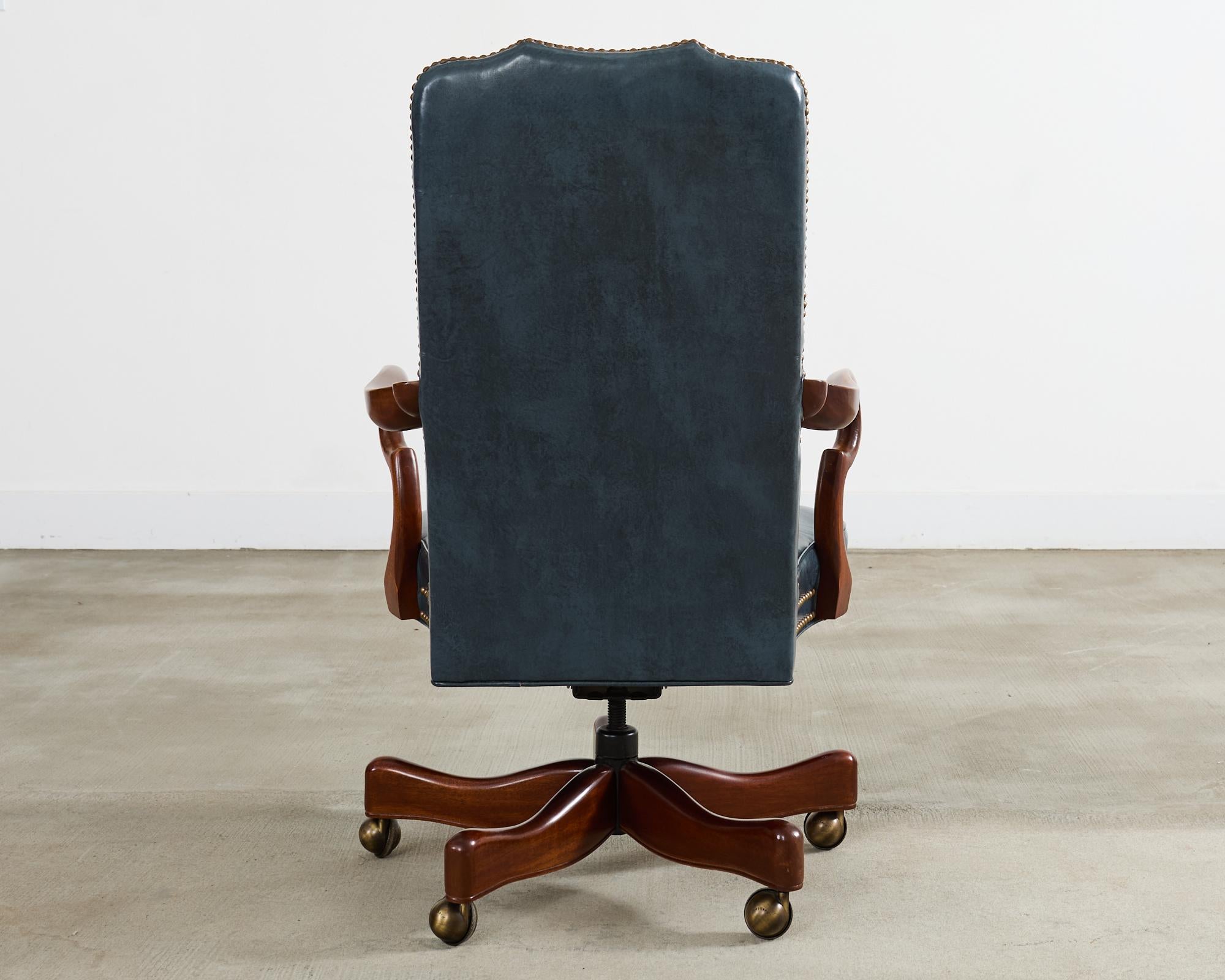 Silla de oficina giratoria basculante de cuero by Hancock & Moore 7