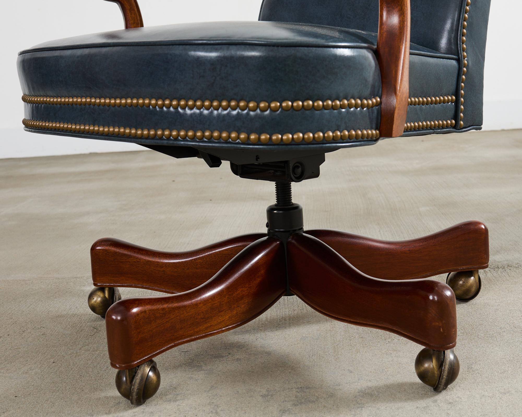Silla de oficina giratoria basculante de cuero by Hancock & Moore Latón