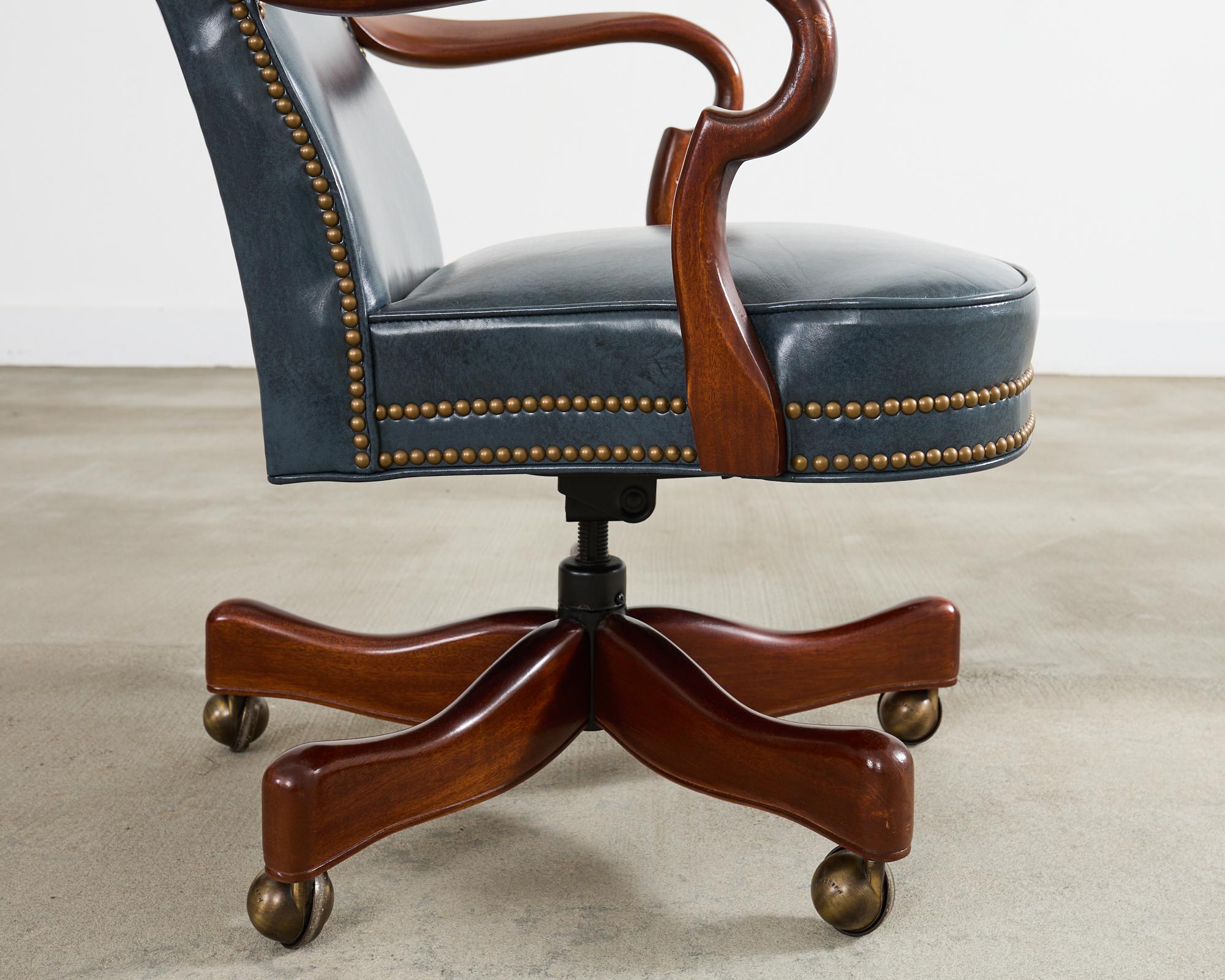 Silla de oficina giratoria basculante de cuero by Hancock & Moore 1