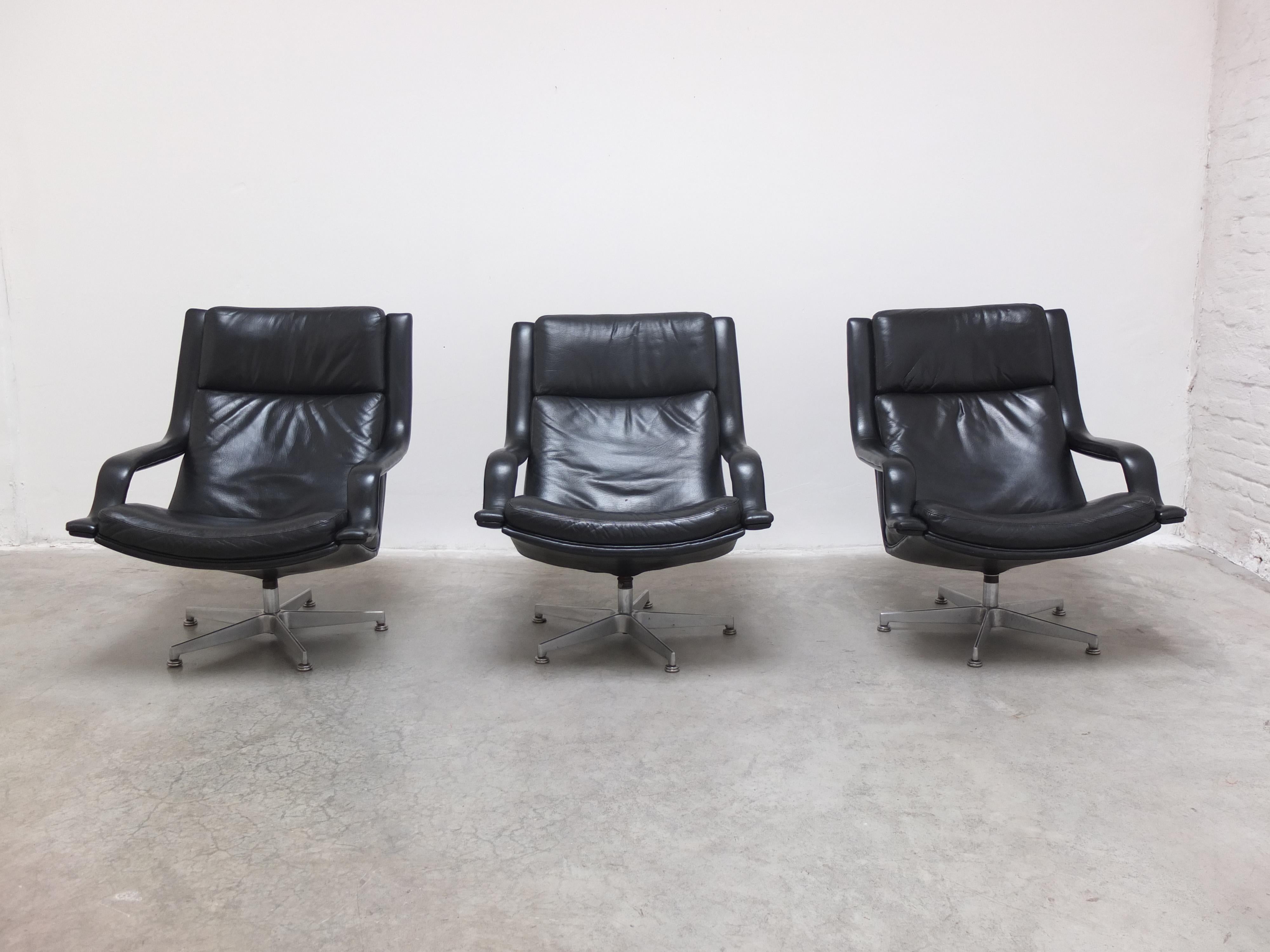 Iconic ‘F152’ swivel lounge chairs designed by Geoffrey Harcourt for Artifort (Holland) in 1972. These are early black leather editions with a beautiful 5-star metal base. Extremely comfortable and in very good original condition with some normal