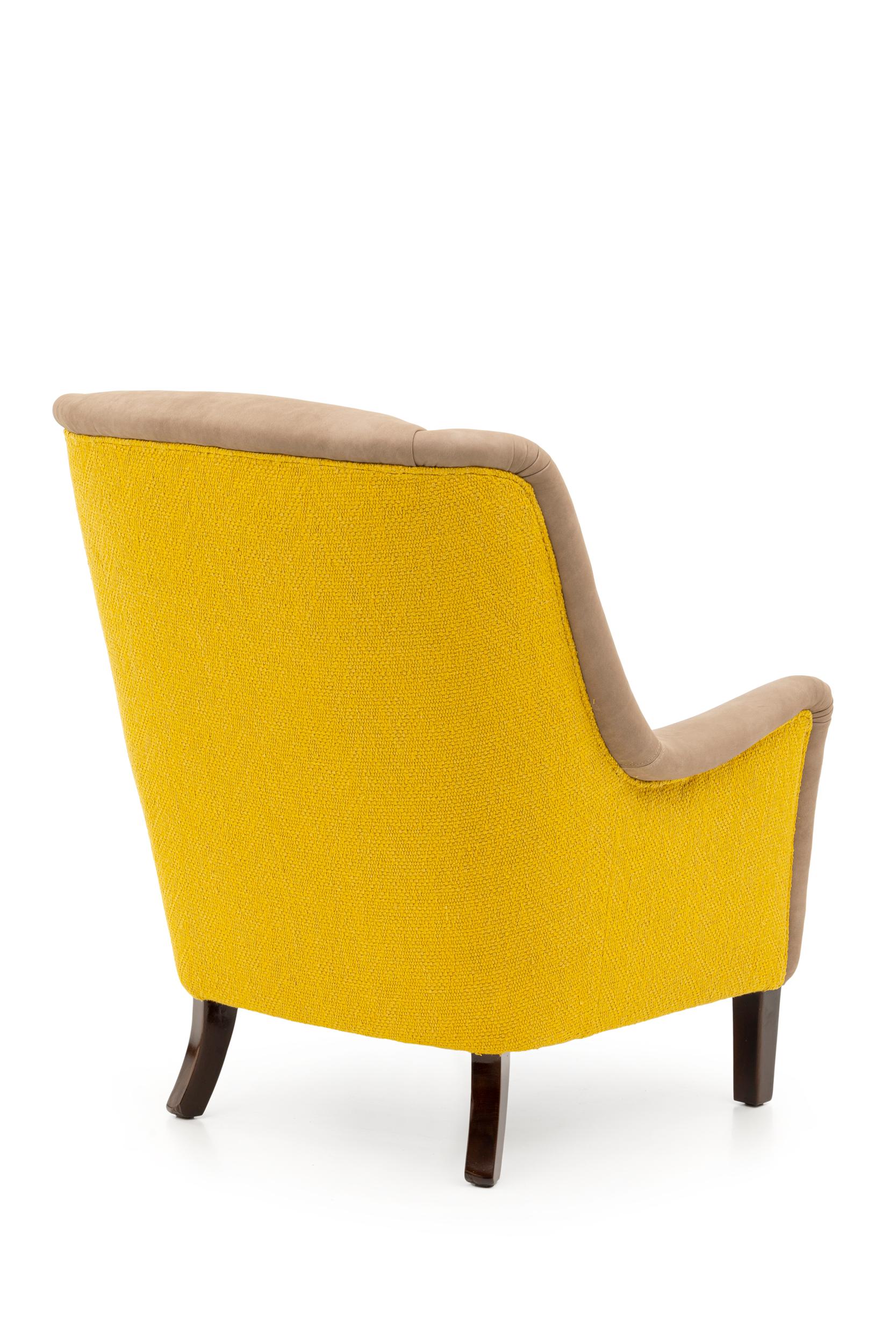 Une chaise à la fois élégante et robuste qui vise le confort.
Rembourré en cuir et avec un dossier recouvert de tissu jaune vif.

Cette chaise est produite au Portugal par des artisans hautement qualifiés, ce qui nous permet de garantir la qualité
