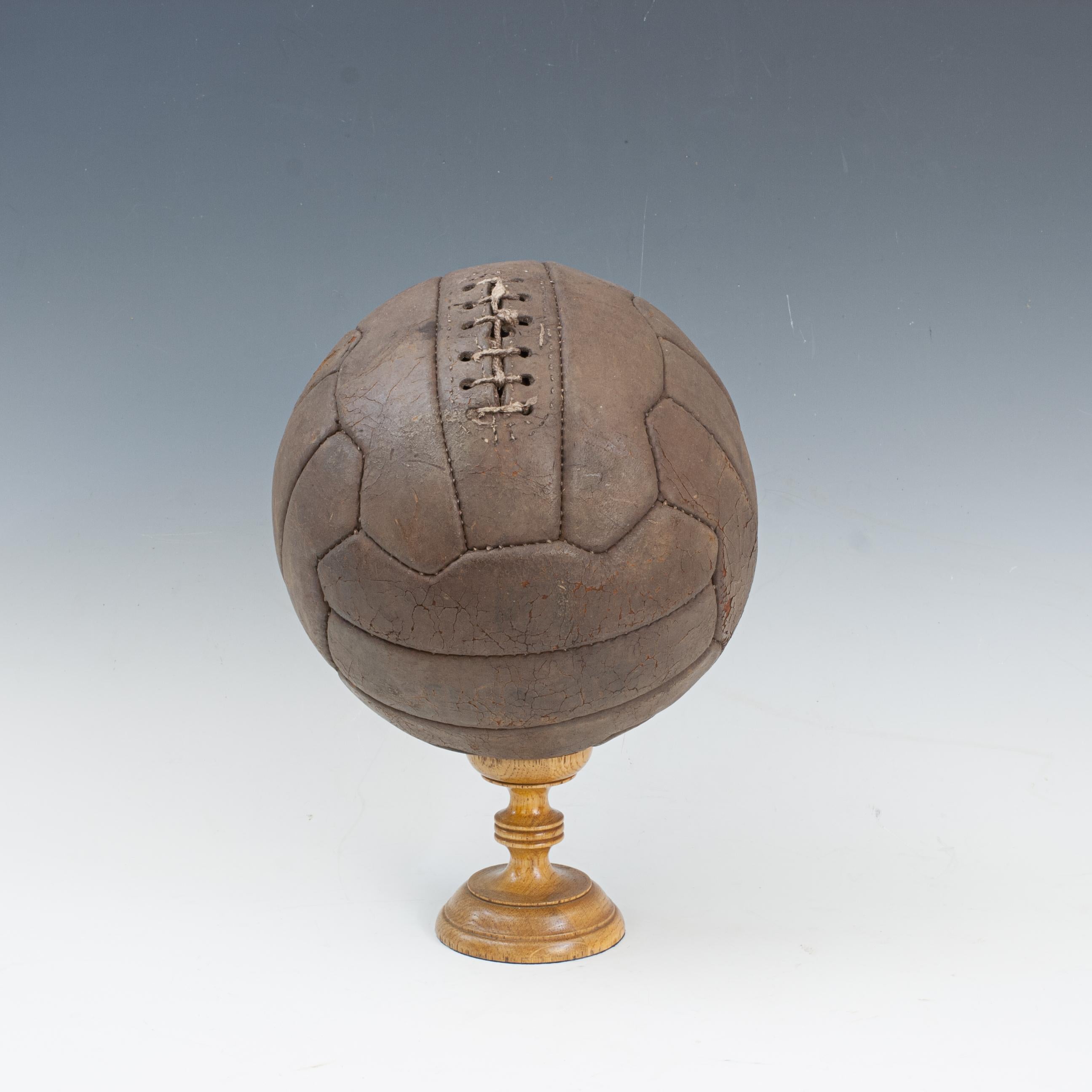 Pallone da calcio in pelle vintage.
Un fantastico pallone da calcio in pelle vintage con diciotto pannelli in pelle. Il pallone presenta una fessura con lacci nella parte superiore per consentire il gonfiaggio della vescica; all'interno è presente