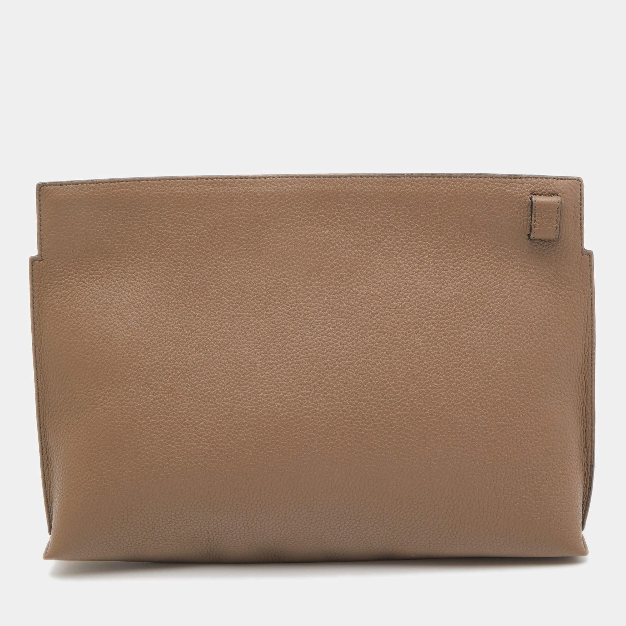 This Loewe pouch is an example of the brand's fine designs that are skillfully crafted to project a classic charm. It is a functional creation with an elevating appeal.

Includes: Original Dustbag, Info Booklet

