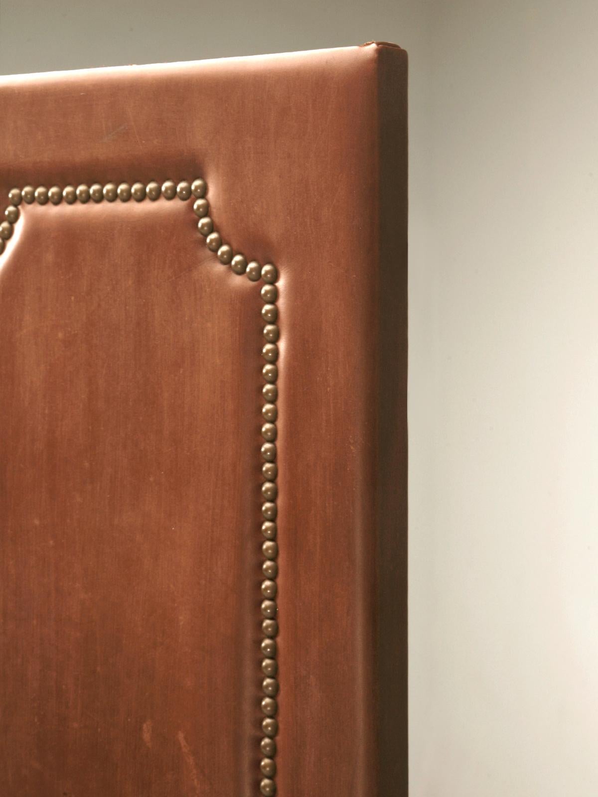 Vier-Panel-Faltwand in Distressed-Leder oder als Raumteiler, mit zeitlosem Bronze-Nagel-Design. Der handgefertigte Massivholzrahmen, der mit einem unverwechselbaren, gealterten Leder bespannt ist, und das zeitlose Design mit 100 einzelnen Nägeln