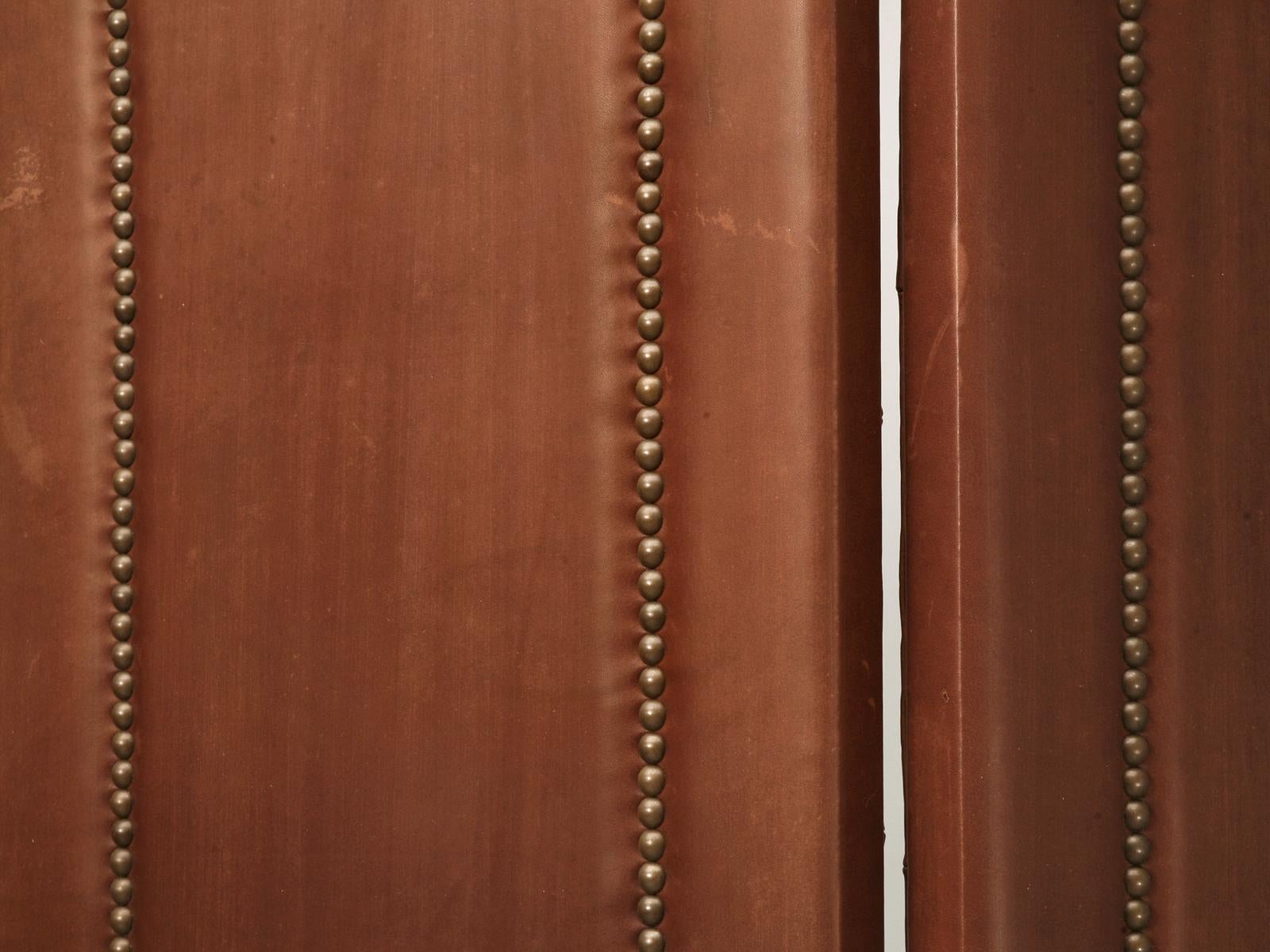 Vier-Paneel-Faltwand oder Raumteiler aus Leder mit Bronzenägeln Sehr schwer (amerikanisch) im Angebot