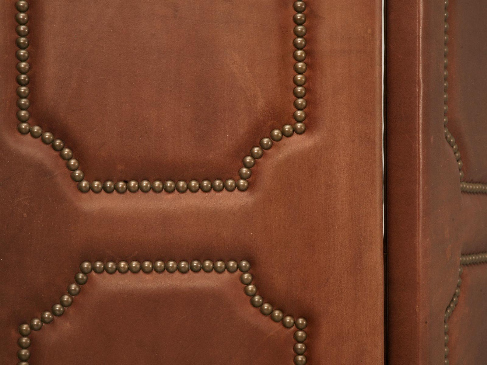 Vier-Paneel-Faltwand oder Raumteiler aus Leder mit Bronzenägeln Sehr schwer (21. Jahrhundert und zeitgenössisch) im Angebot