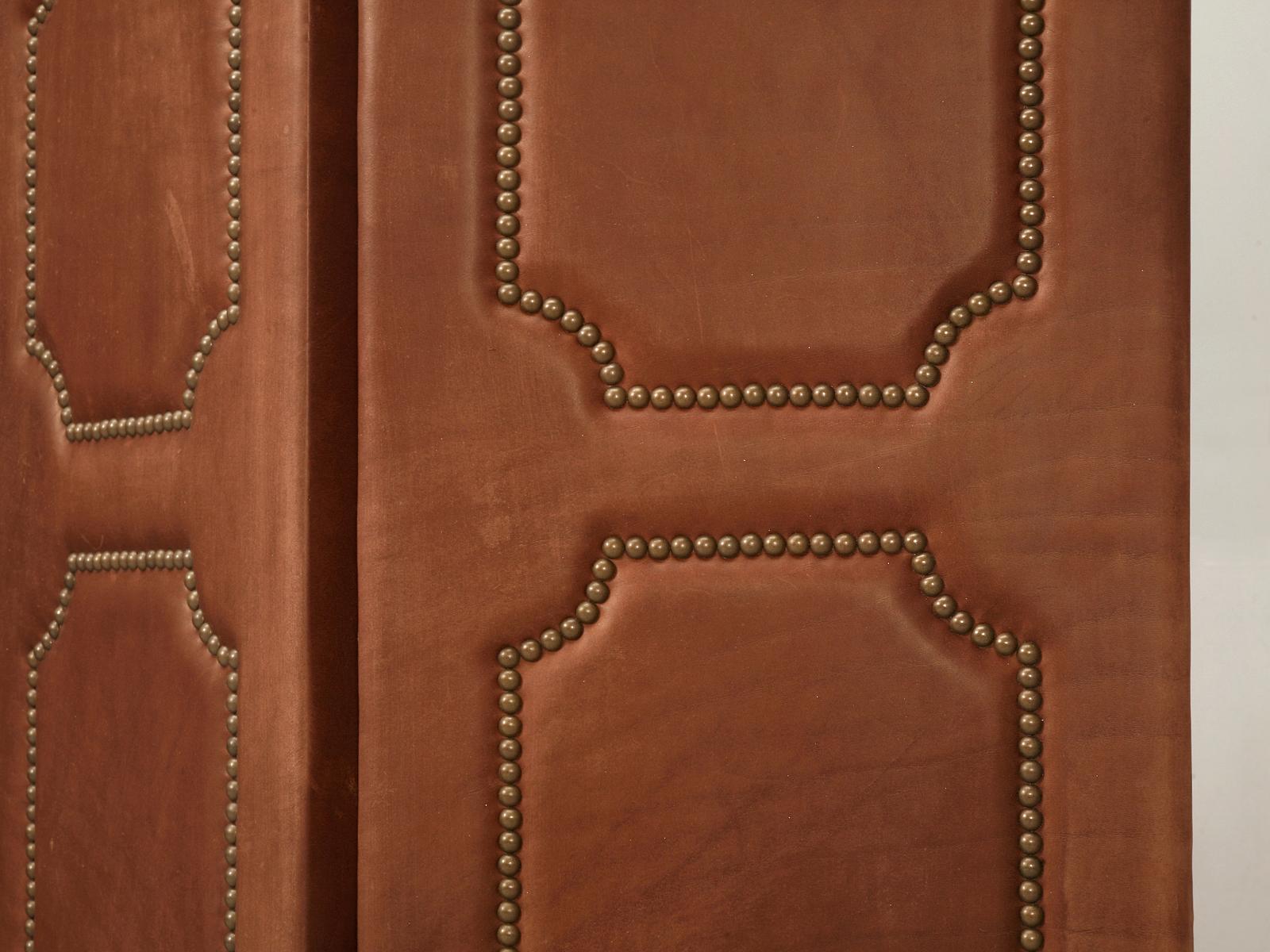 Vier-Paneel-Faltwand oder Raumteiler aus Leder mit Bronzenägeln Sehr schwer (Metall) im Angebot