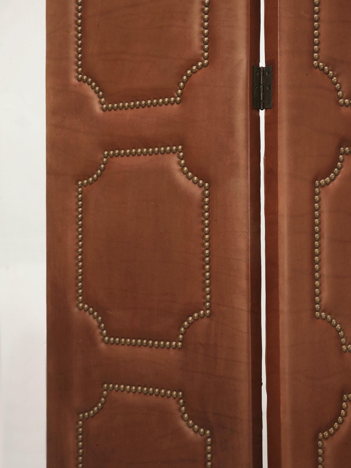 Vier-Paneel-Faltwand oder Raumteiler aus Leder mit Bronzenägeln Sehr schwer im Angebot 1