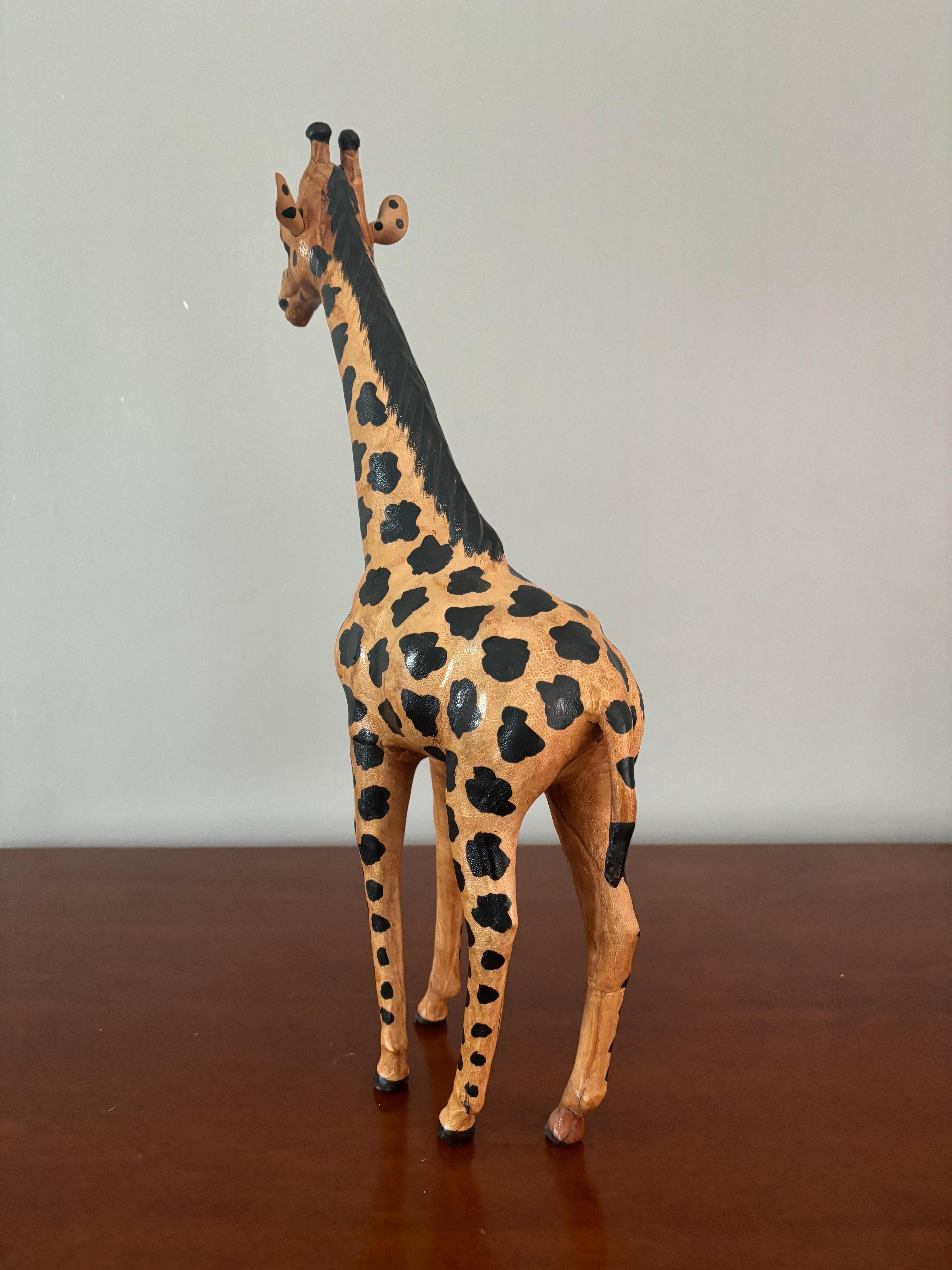 Wunderschön handgefertigte Giraffenskulptur aus Leder. Hervorragende dekorative Ergänzung für jedes Haus. Gekonnt gemacht. 

19,5