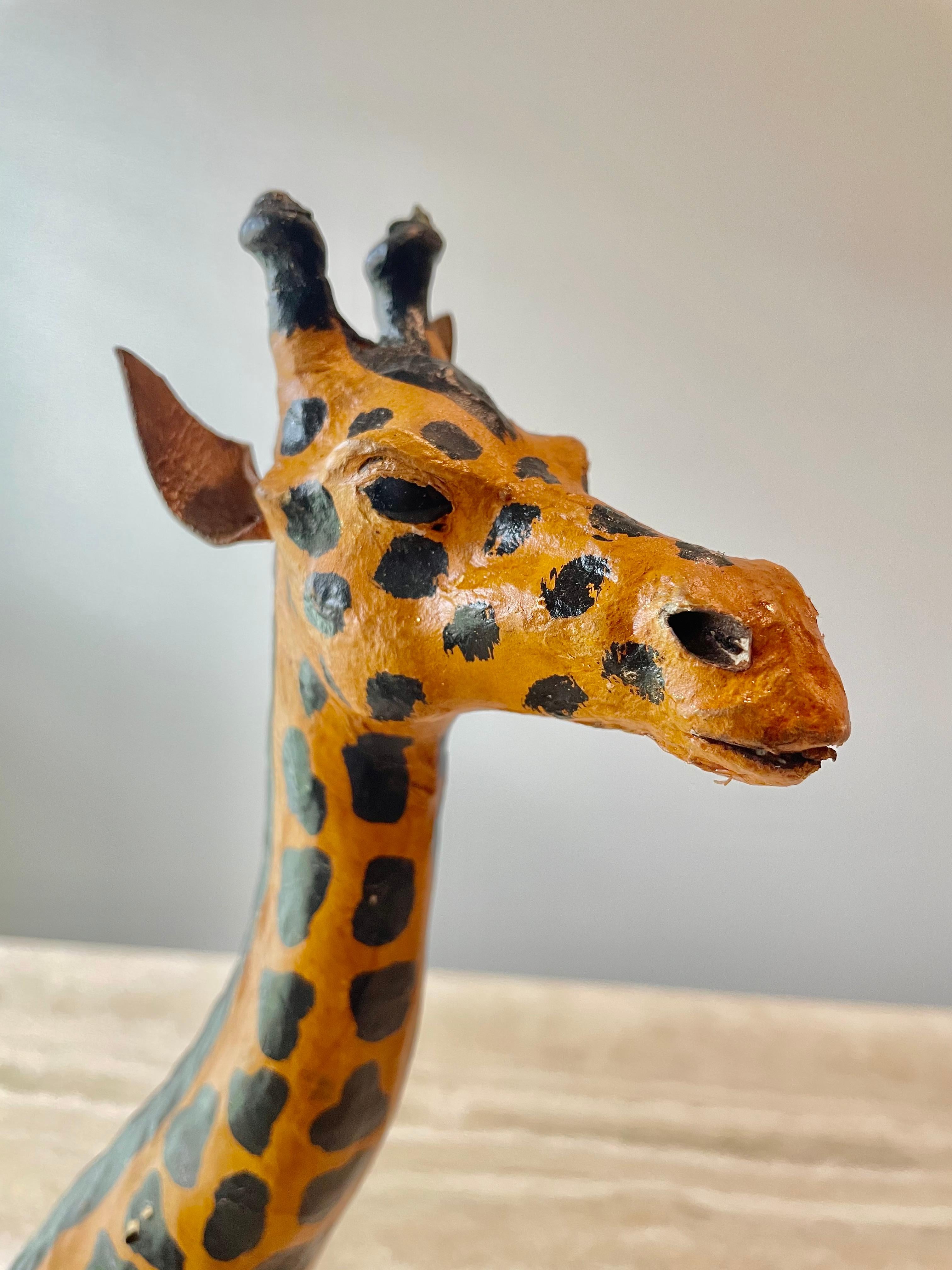 Moderne Sculpture de girafe en cuir en vente