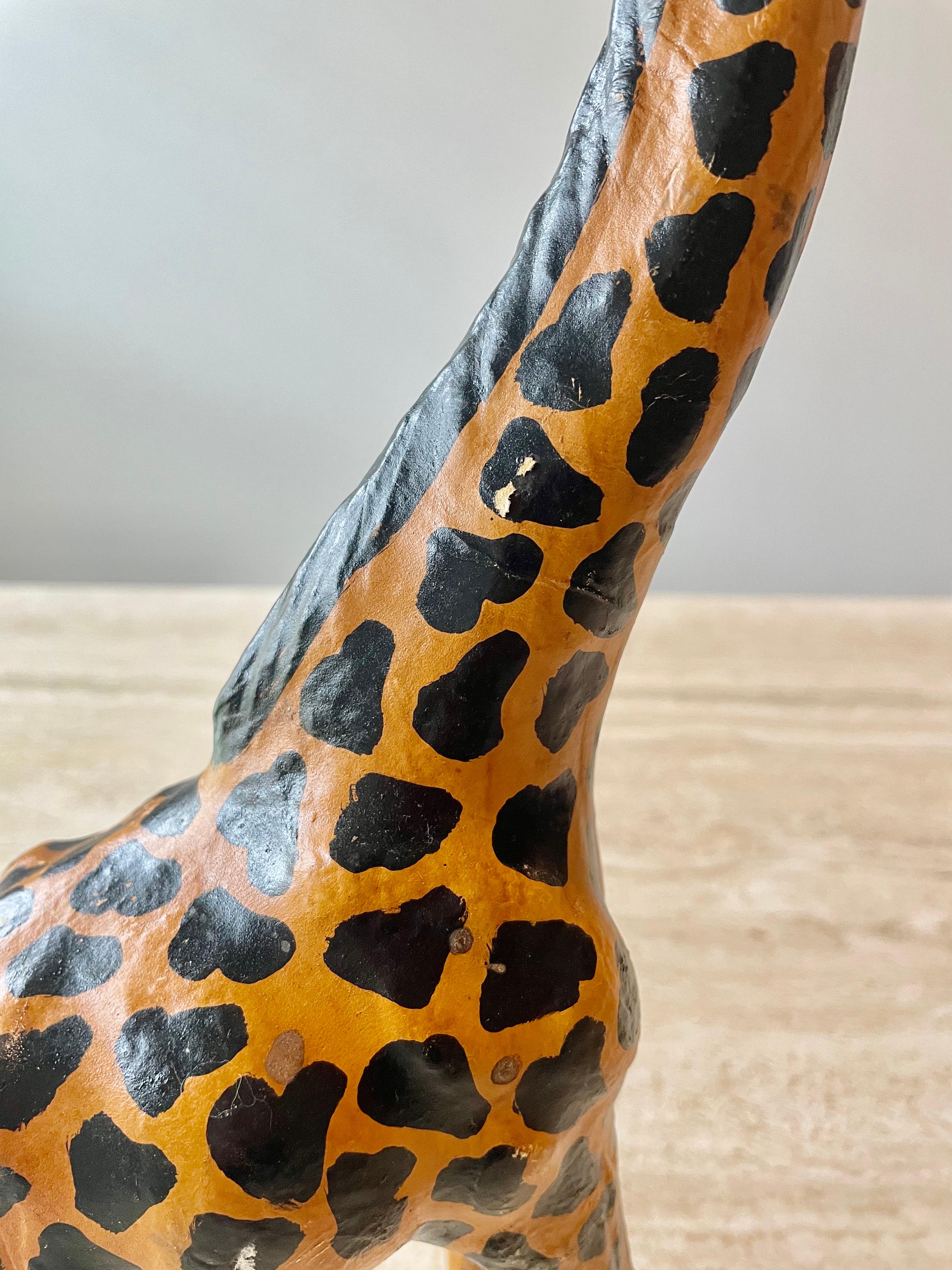 20ième siècle Sculpture de girafe en cuir en vente