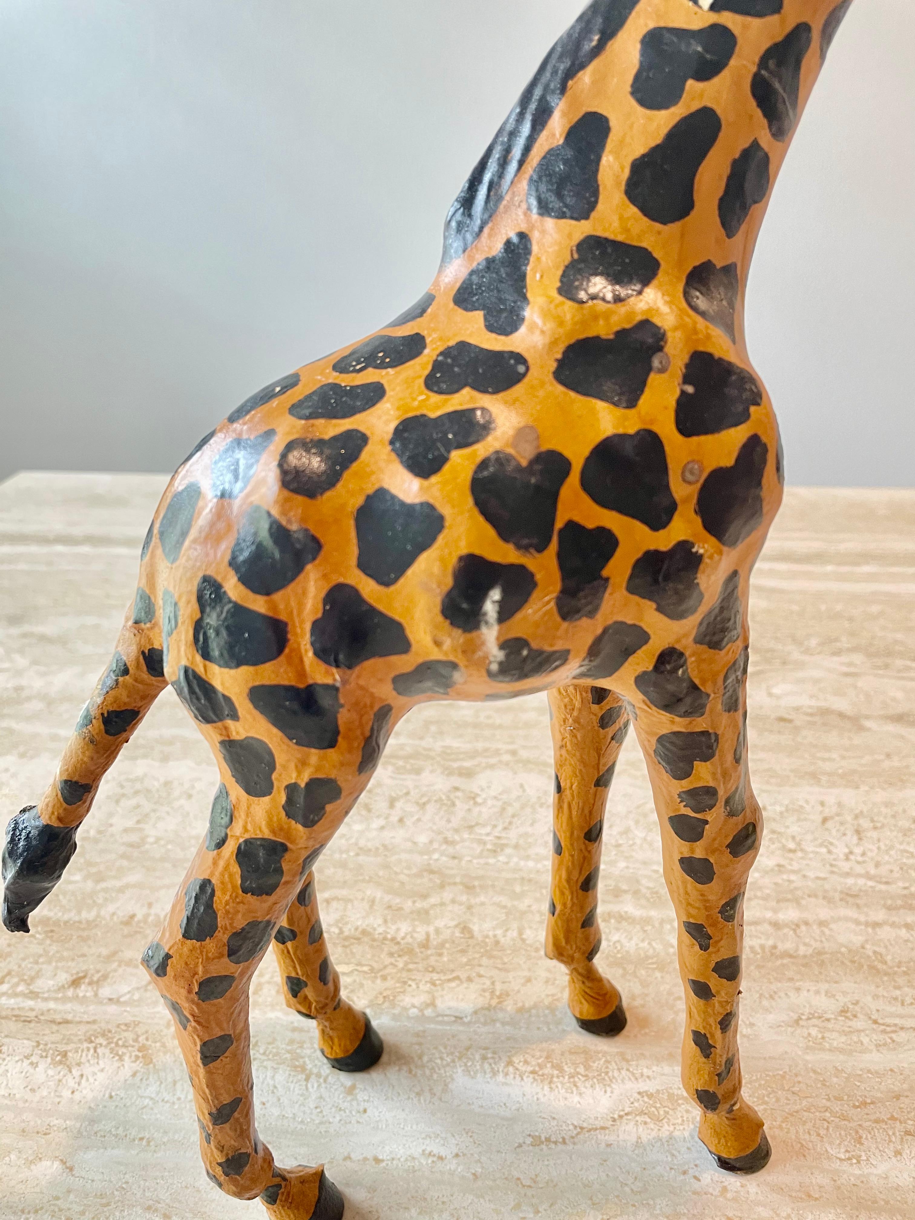 Cuir Sculpture de girafe en cuir en vente
