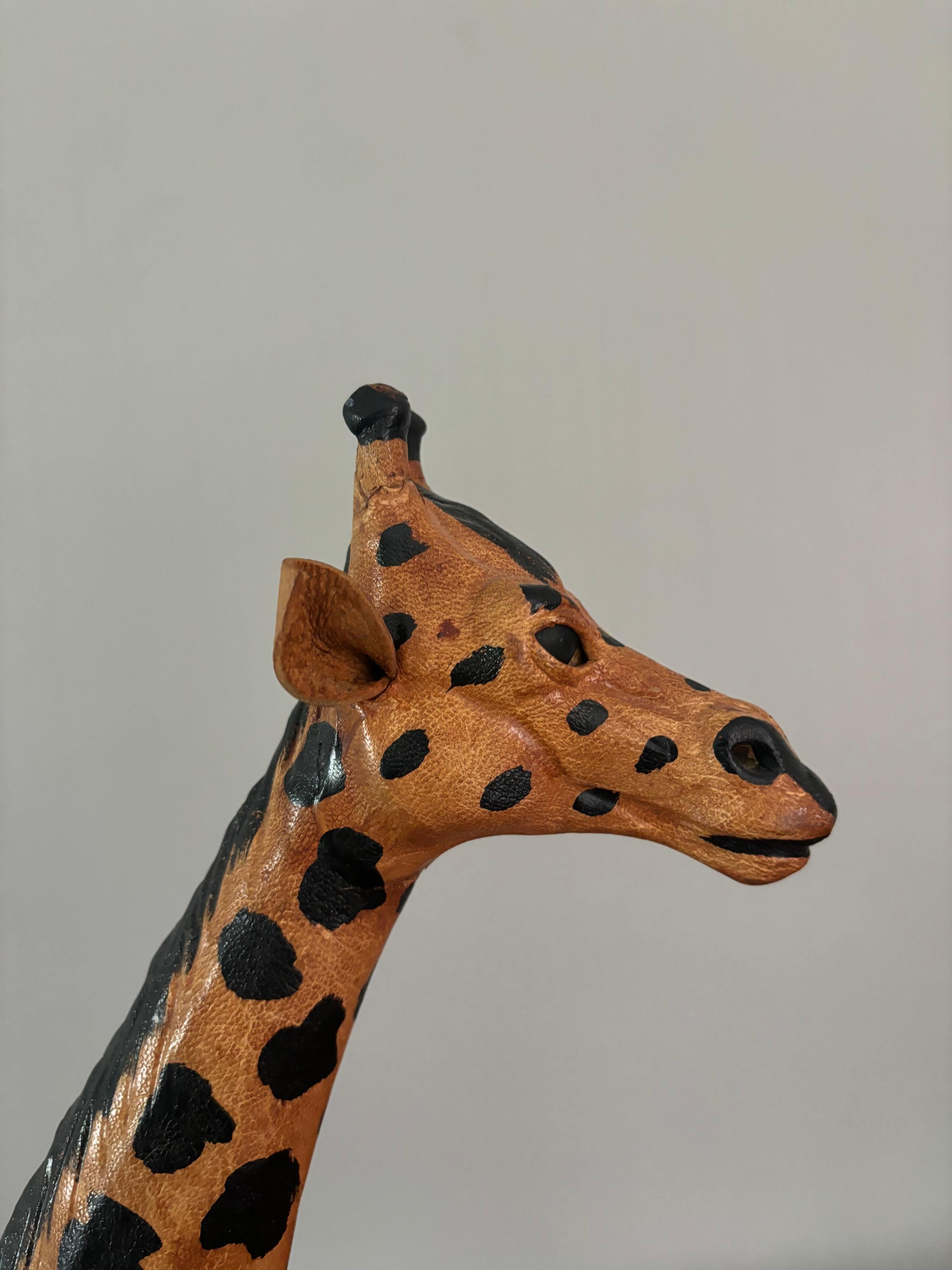 Giraffen-Skulptur aus Leder im Angebot 1