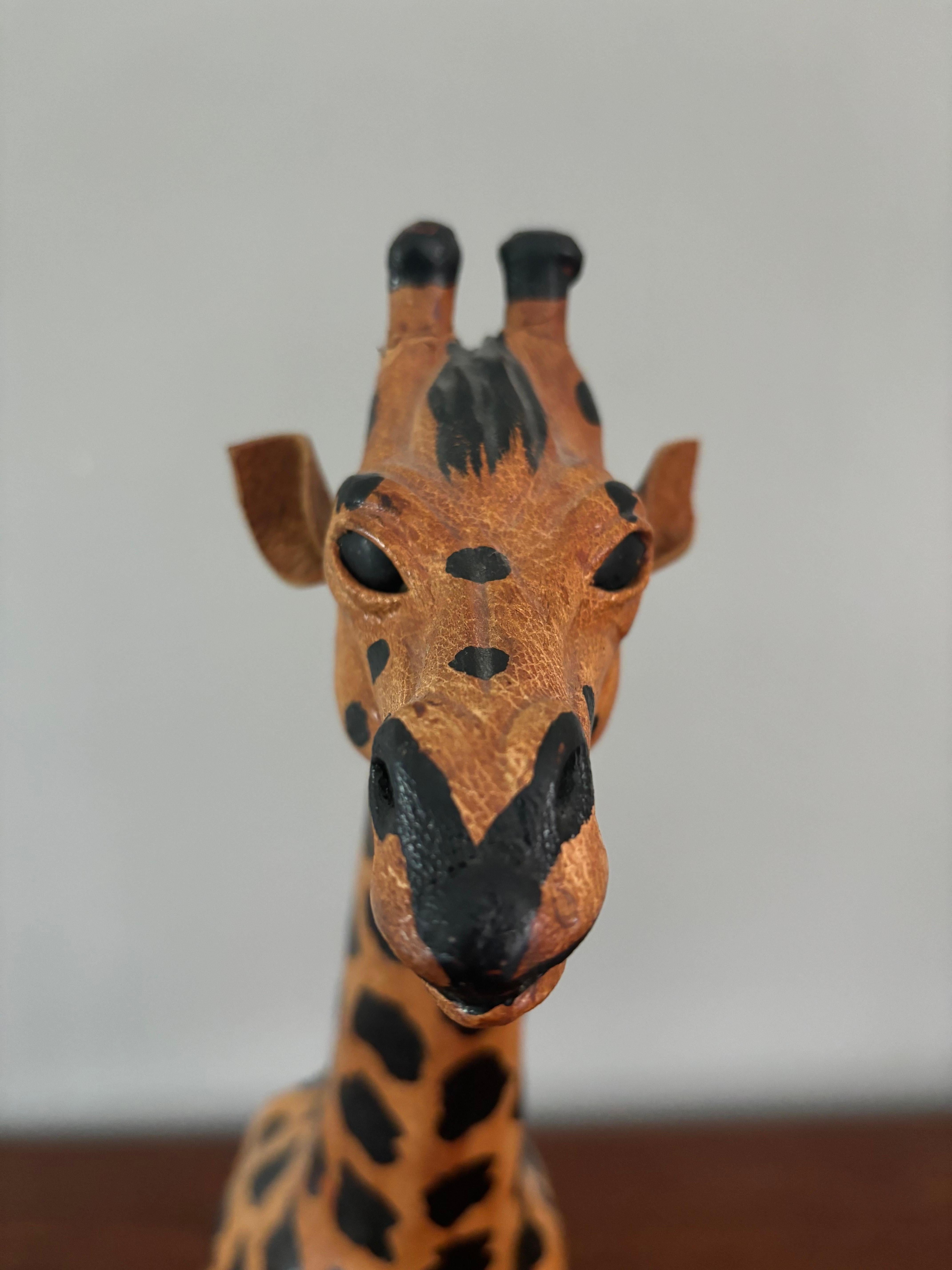 Giraffen-Skulptur aus Leder im Angebot 2