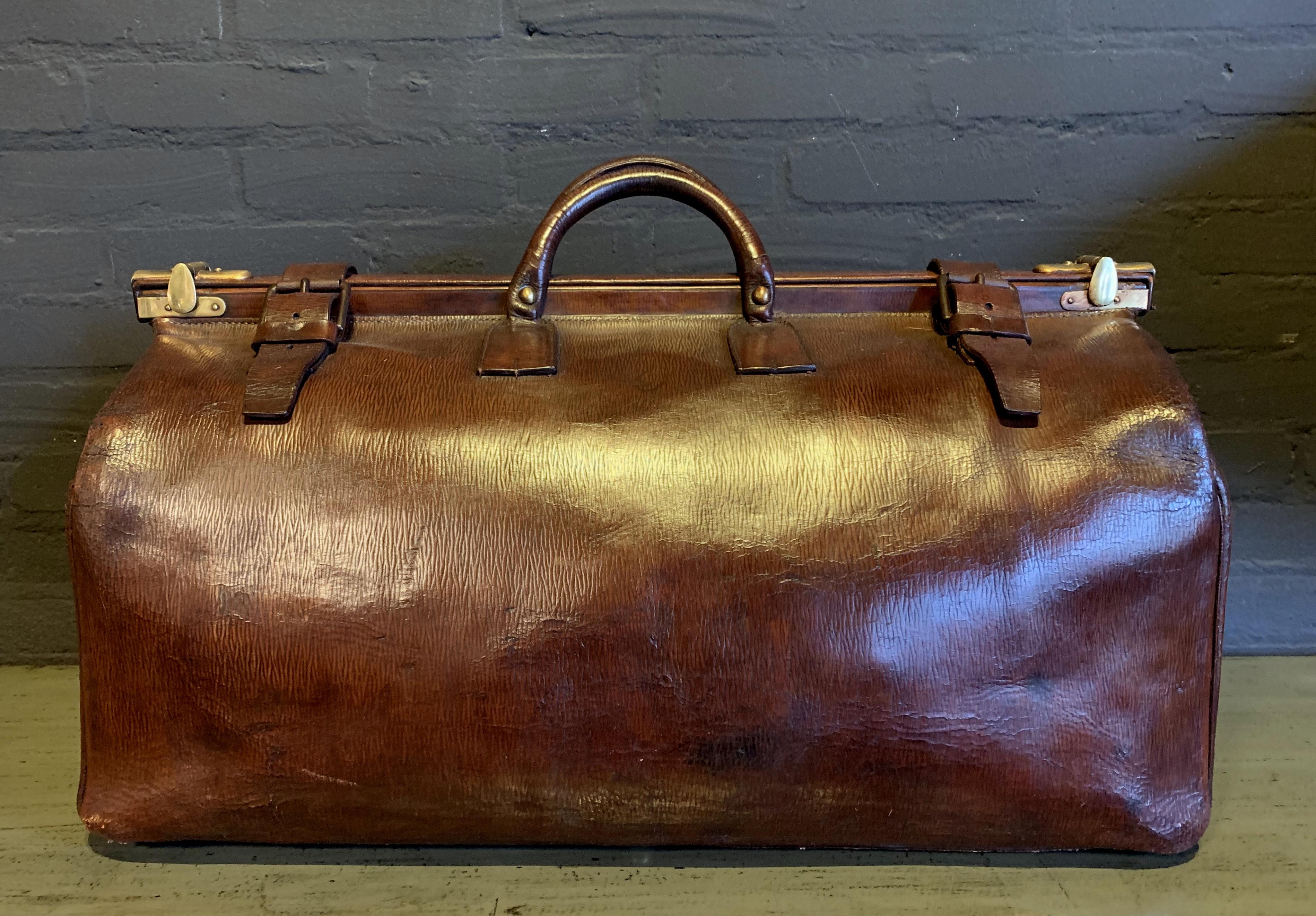 Beautiful leather gladstone bag named after a former UK prime minister.
The bag has the original handle, buckles and secure locks. It has a wonderful patina throughout.
Very good condition, even the bottom of the bag is in a superb condition.
