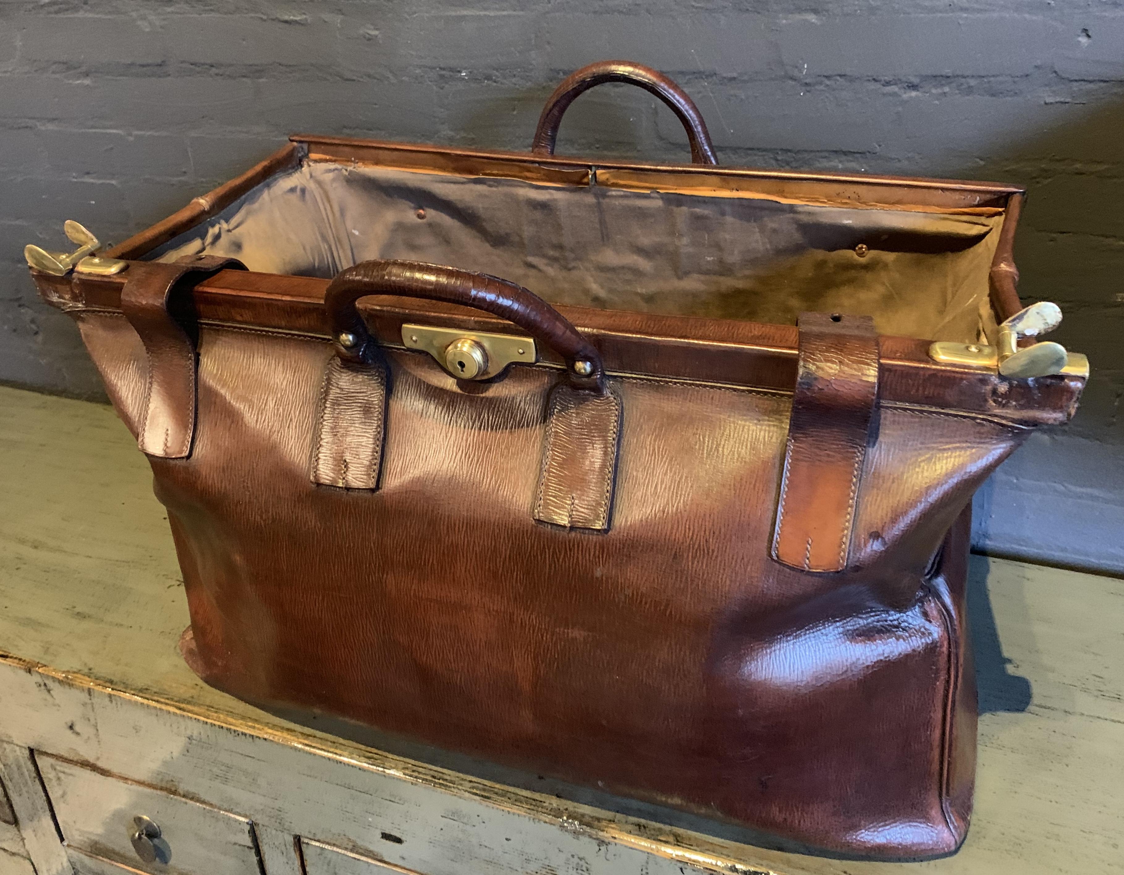 Leather Gladstone Bag, 1920s In Excellent Condition In Eindhoven, NL