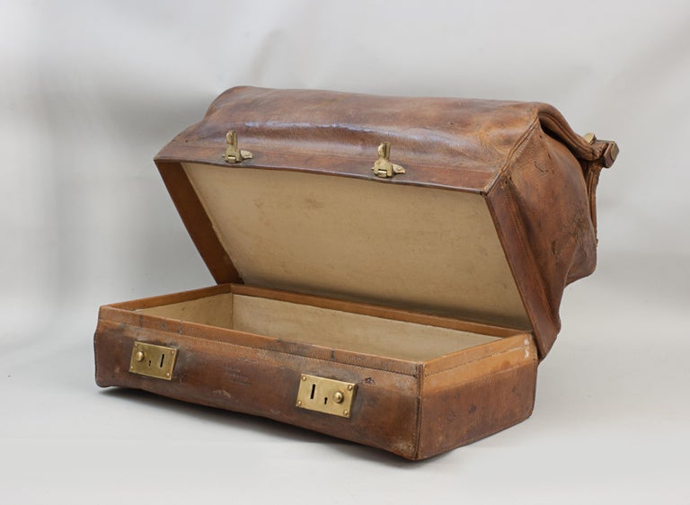 Sold at Auction: A late 19th century leather Gladstone bag with  accessories, with key. 38x28x29cm