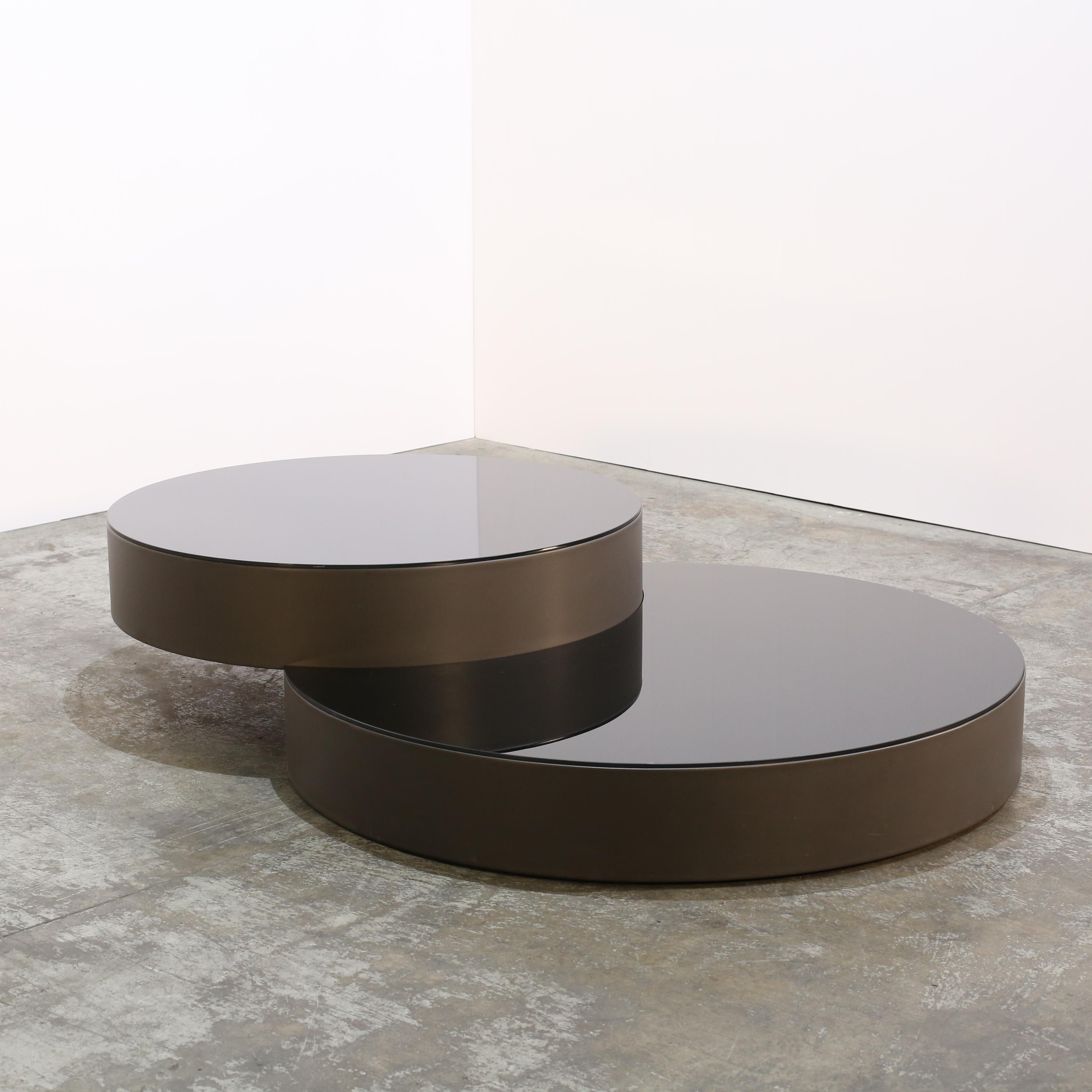 Introduisez une touche d'élégance et de sophistication dans votre espace de vie avec notre étonnante table basse en cuir et verre. Fabriquée avec du cuir de qualité supérieure et du verre trempé, cette table basse respire le luxe et le style. Son