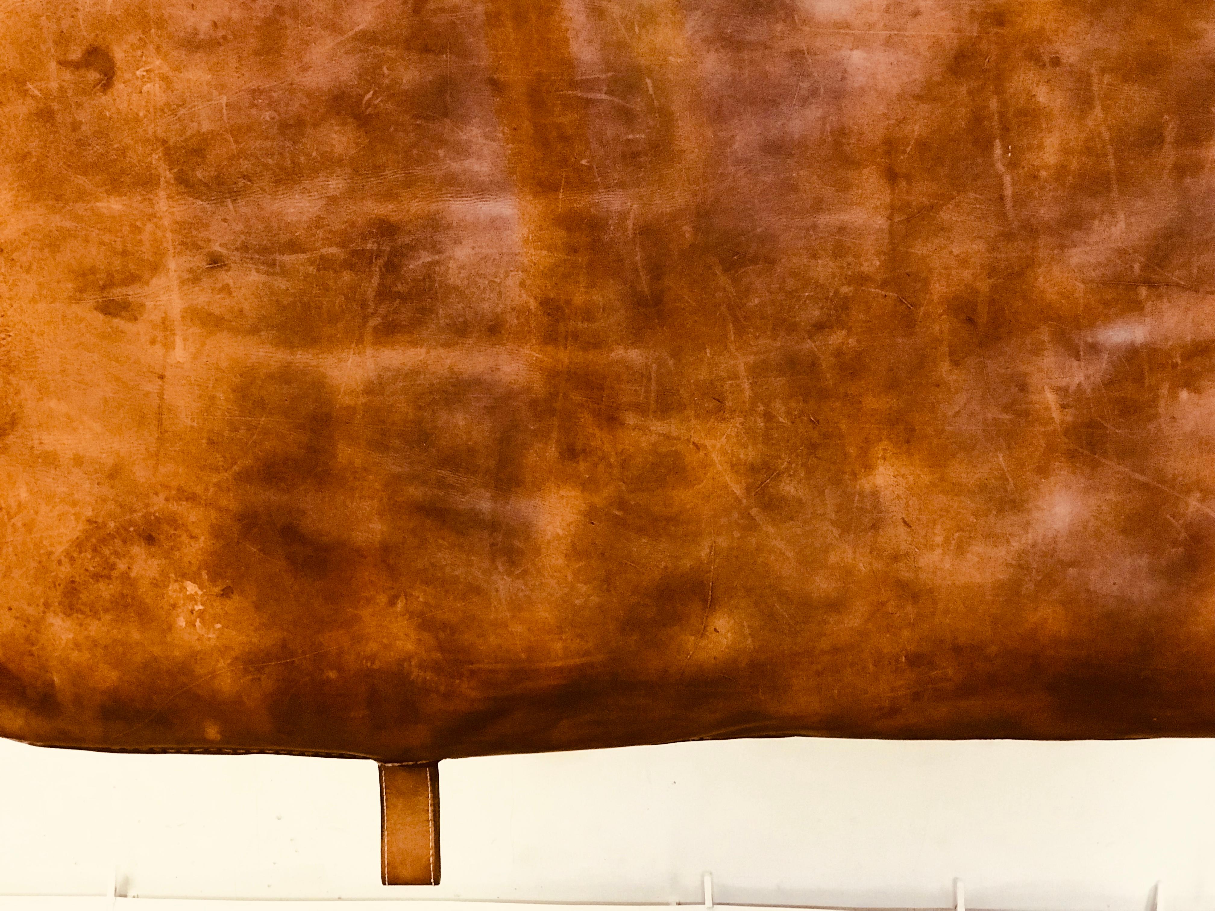 The mat has thick leather in original patina in a very good condition.