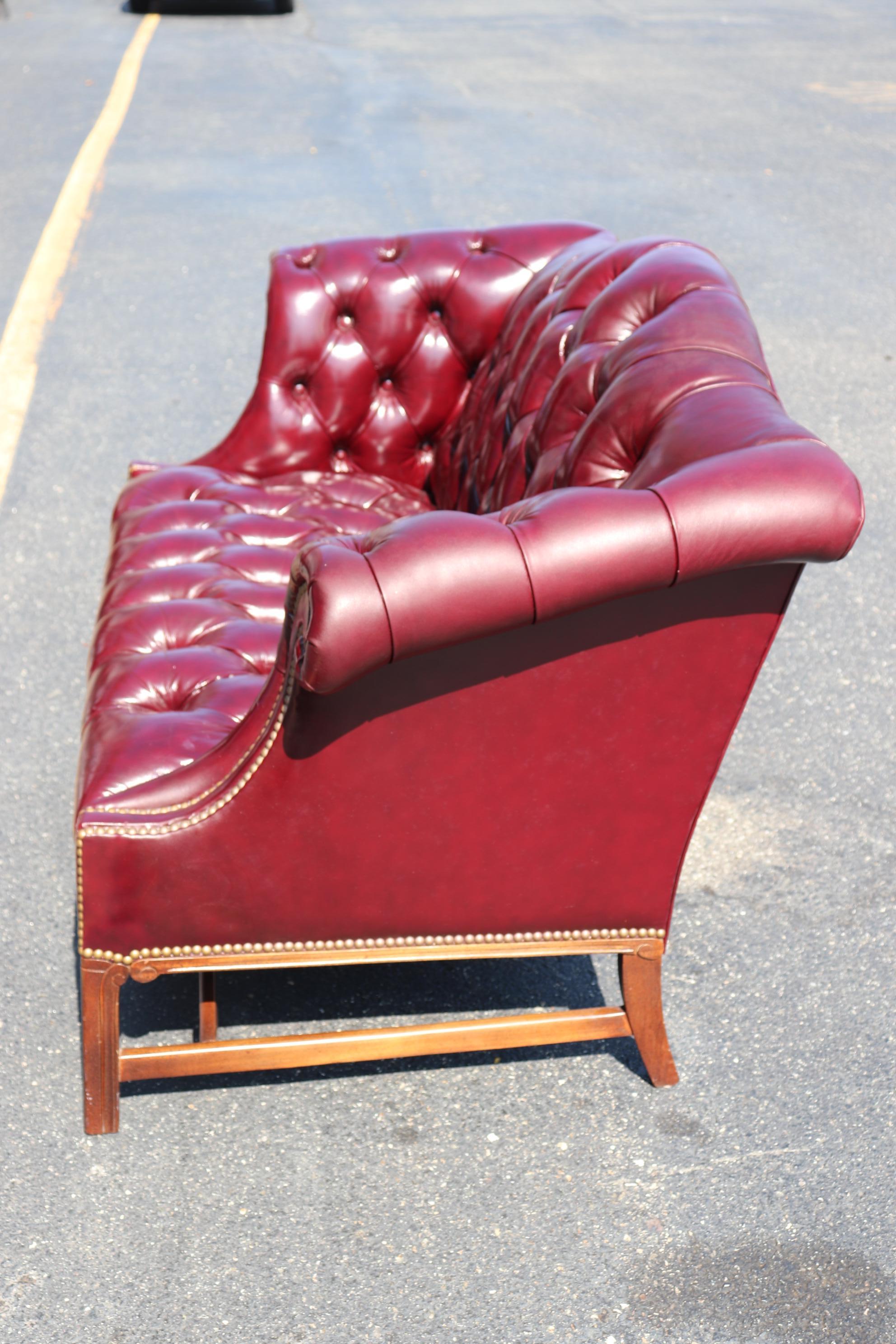 Leather Hancock & Moore Burgundy Chesterfield Style Camel back Settee Sofa In Good Condition In Swedesboro, NJ
