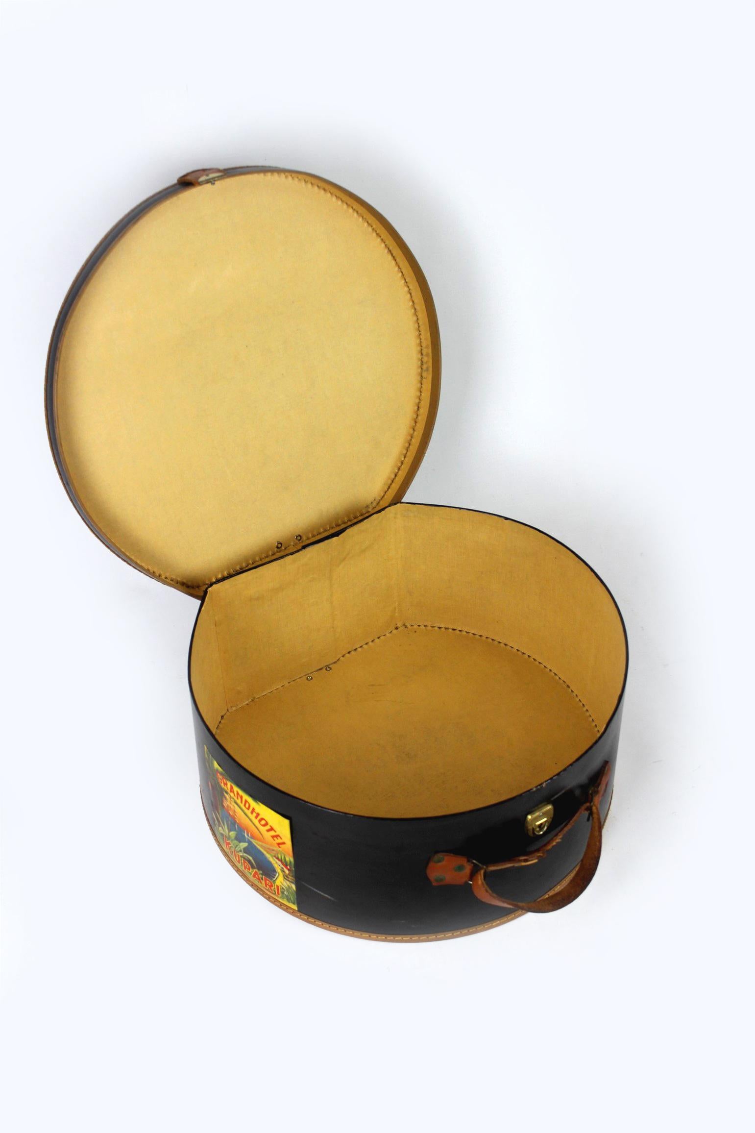 Boîte à chapeaux de voyage avec bâtons d'origine, années 1920 Bon état - En vente à Żory, PL