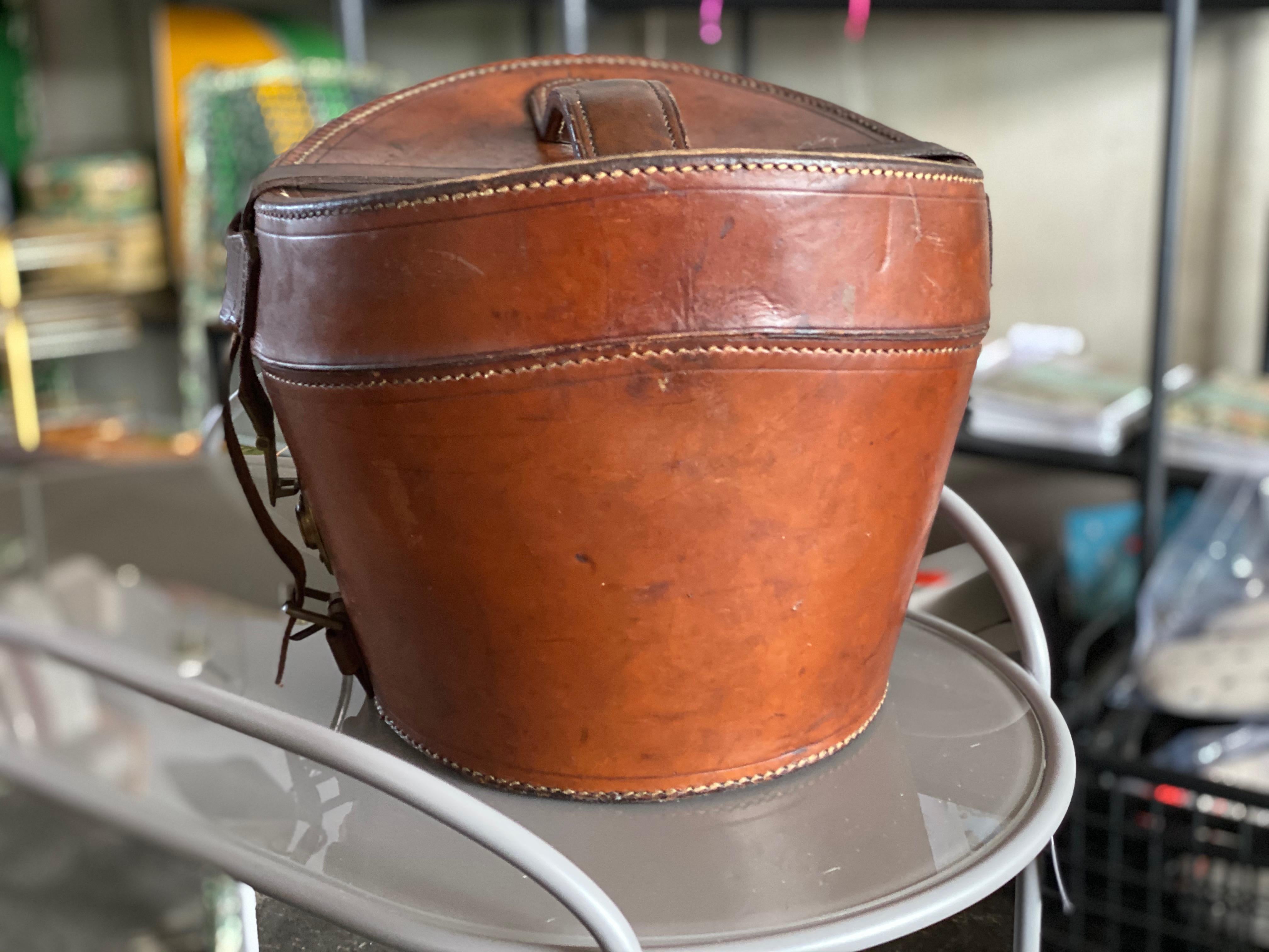 Leather Hat Box with Brass Fasteners, circa 1900, Bandbox, Brown In Good Condition In Hamburg, DE