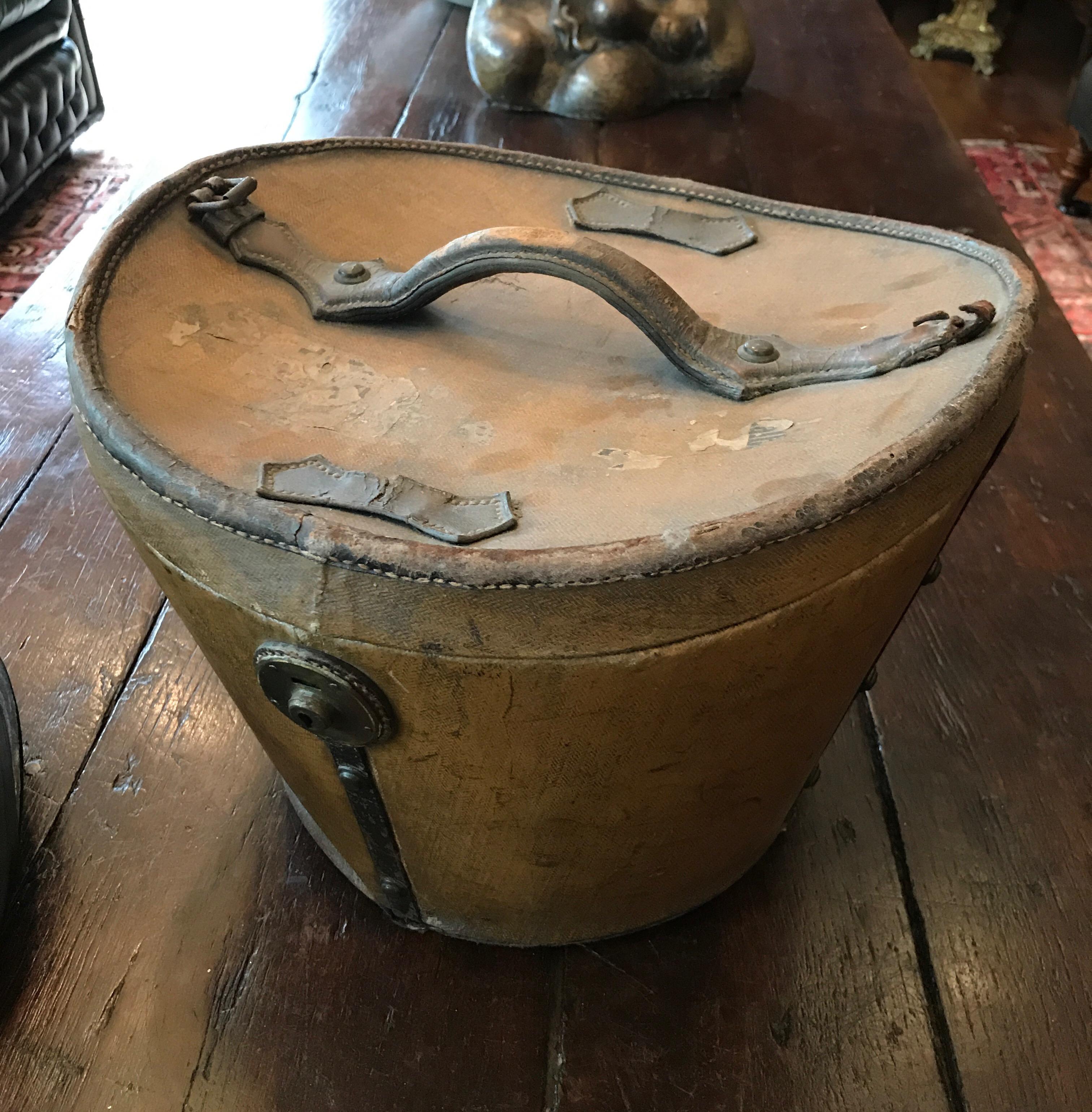 Leather hat box with original high gentlemen’s hat. Measure: 32 cm.