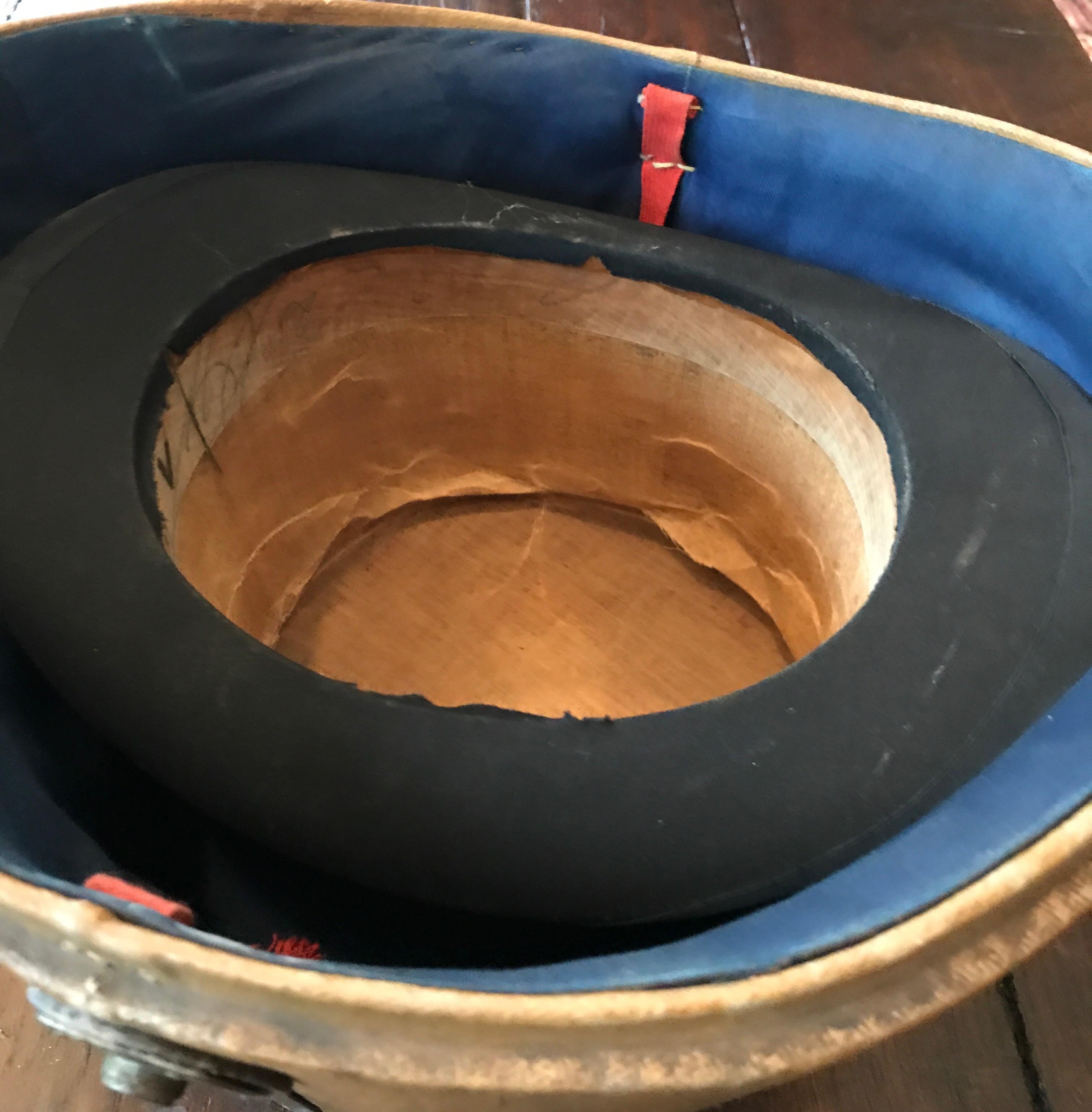 Leather Hat Box with High Hat, 19th Century In Fair Condition For Sale In Diest, Vlaams Brabant