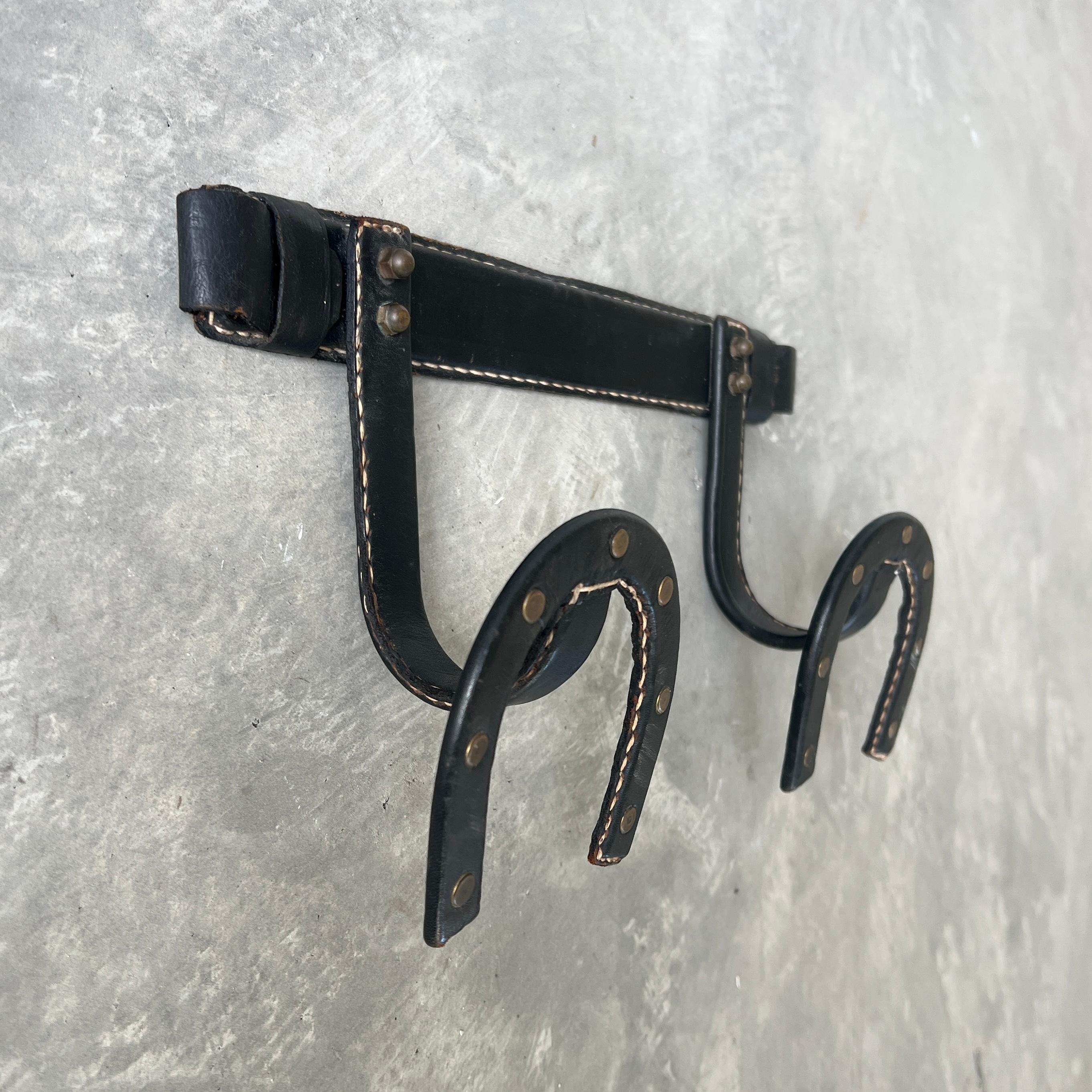 Porte-manteau en cuir en forme de fer à cheval par Jacques Adnet, 1950, France Bon état - En vente à Los Angeles, CA