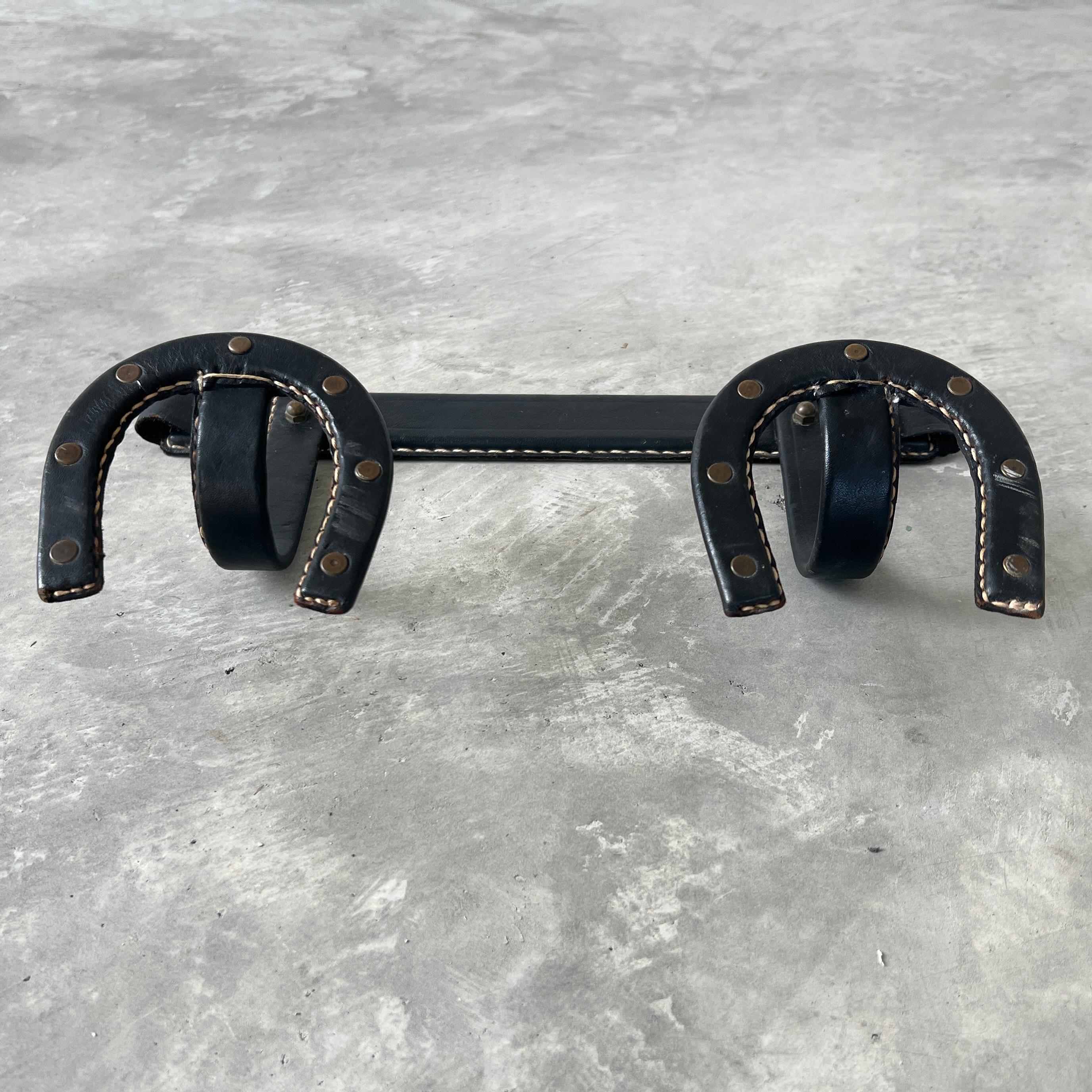 Milieu du XXe siècle Porte-manteau en cuir en forme de fer à cheval par Jacques Adnet, 1950, France en vente