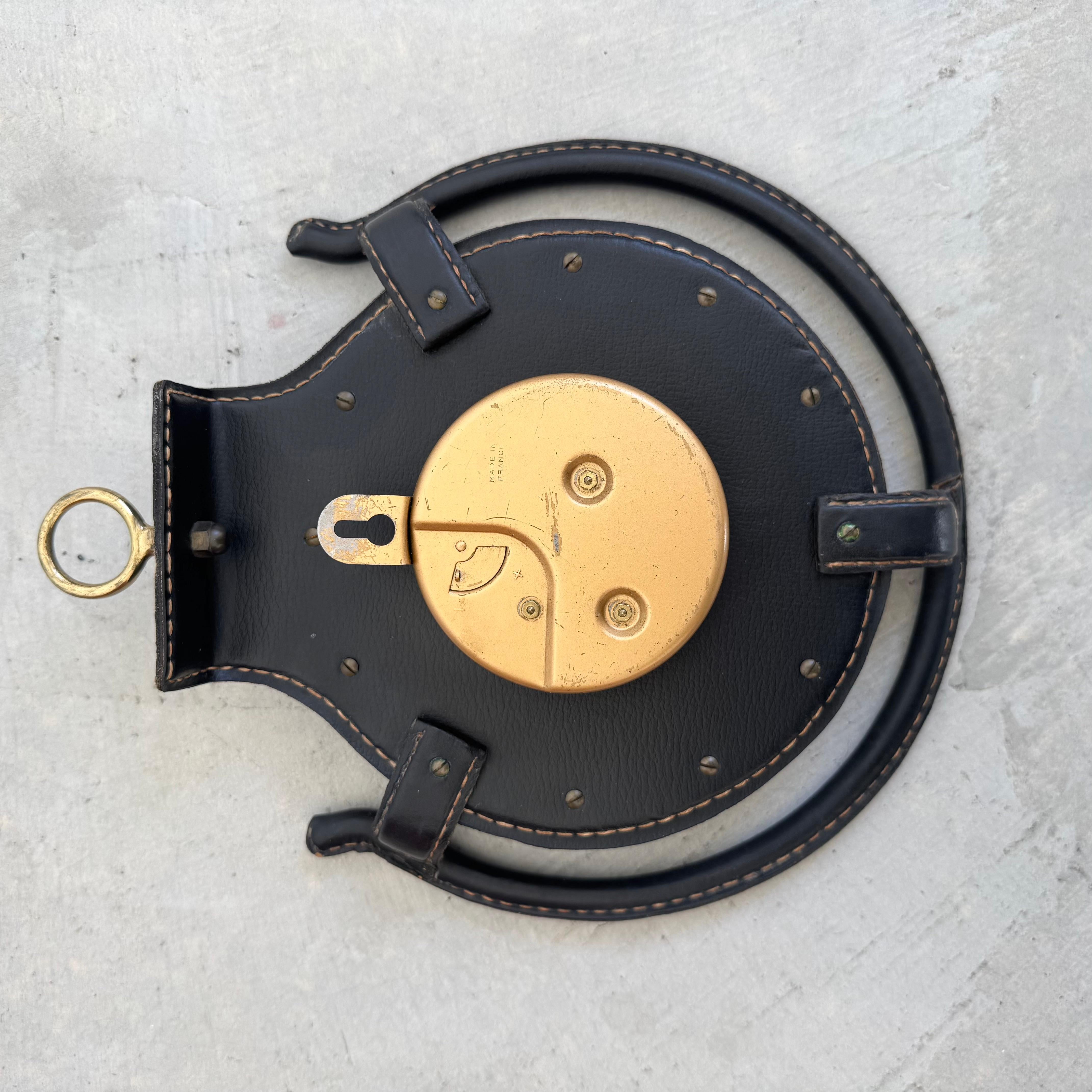 Reloj de pared Herradura de cuero de Jacques Adnet, años 50 Francia en venta 5